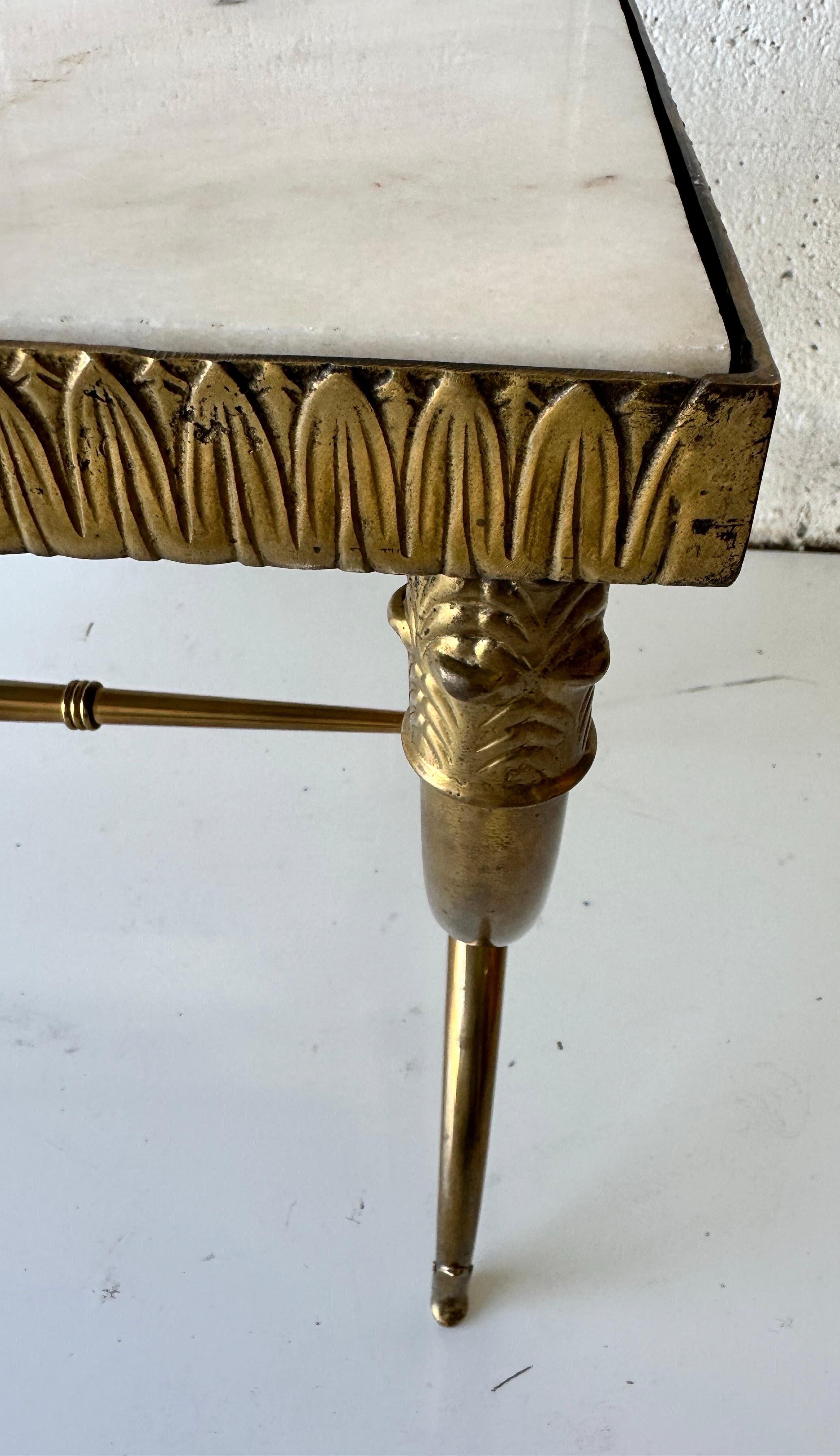 Milieu du XXe siècle Table basse style Raymond Subes avec plateau en marbre en vente