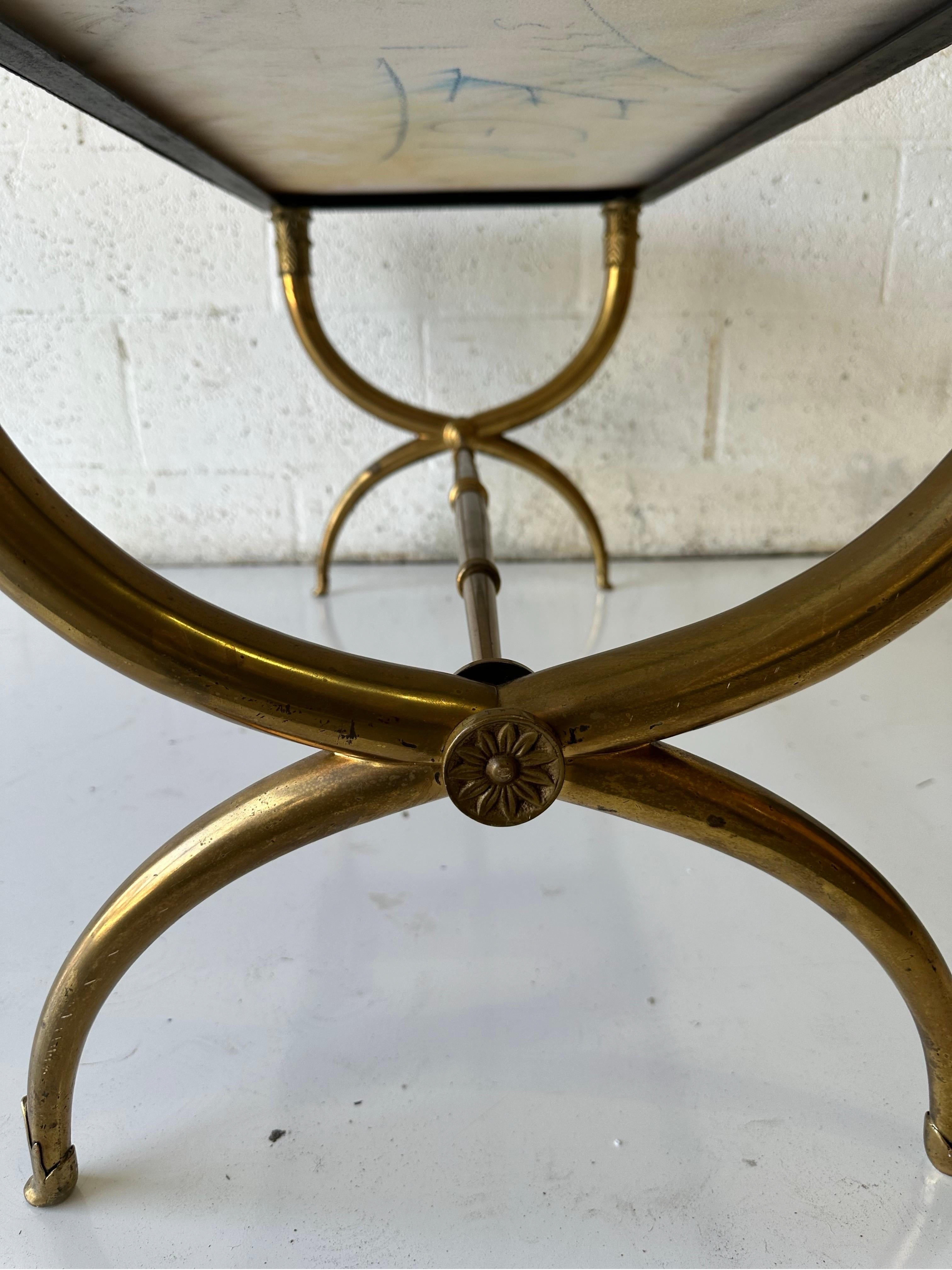 Laiton Table basse style Raymond Subes avec plateau en marbre en vente