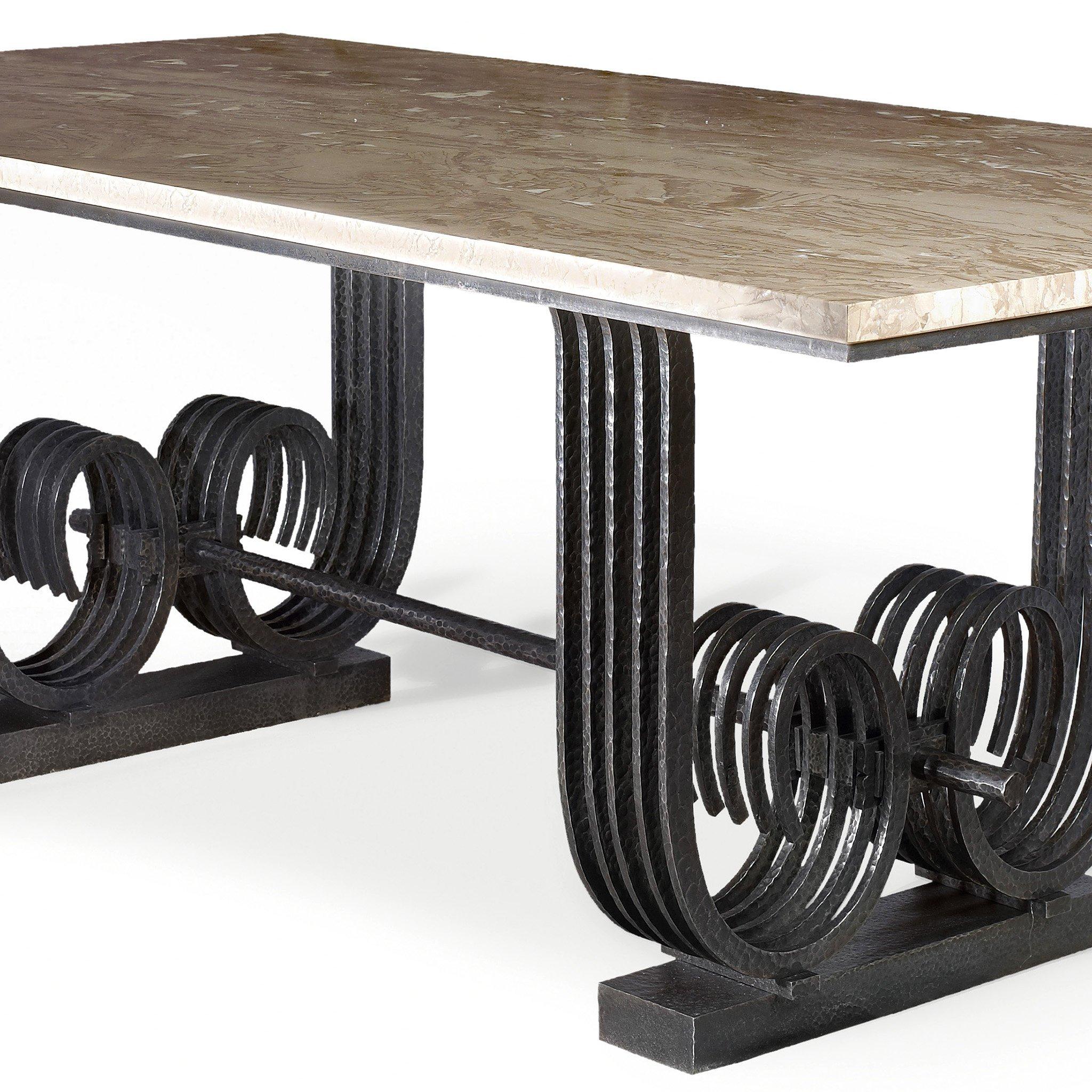 Ein französischer Art Deco Esstisch von Raymond Subes. Der Tisch ist aus Schmiedeeisen mit Martelé-Finish gefertigt und hat eine Platte aus Grand Napoléon-Marmor. Dieses bemerkenswerte Stück, ein kompletter Esstisch von Raymond Subes, ist ein