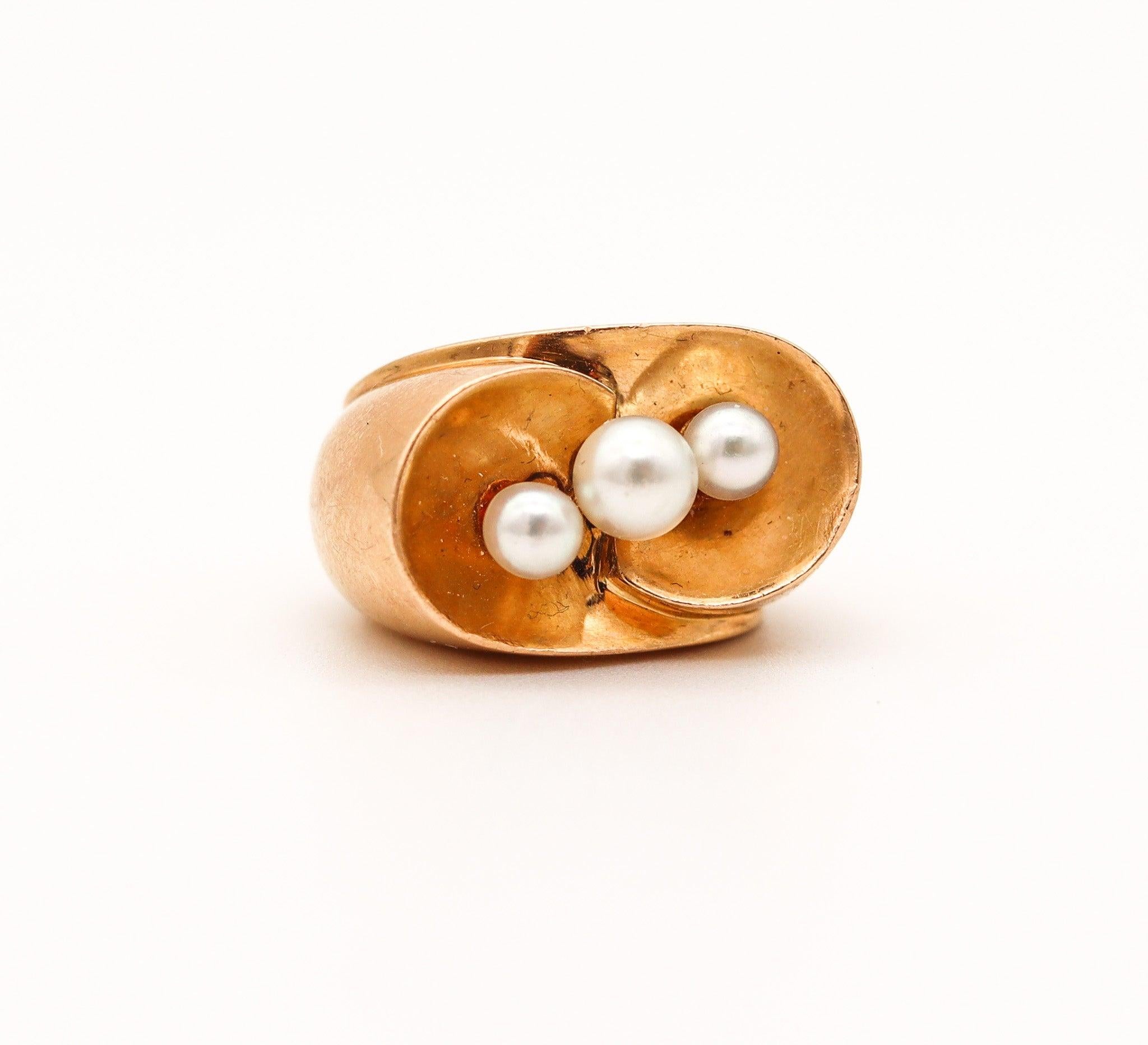 Moderniste RAYMOND TEMPLIER, bague sculpturale en or jaune 18 carats avec perles naturelles, 1960 en vente