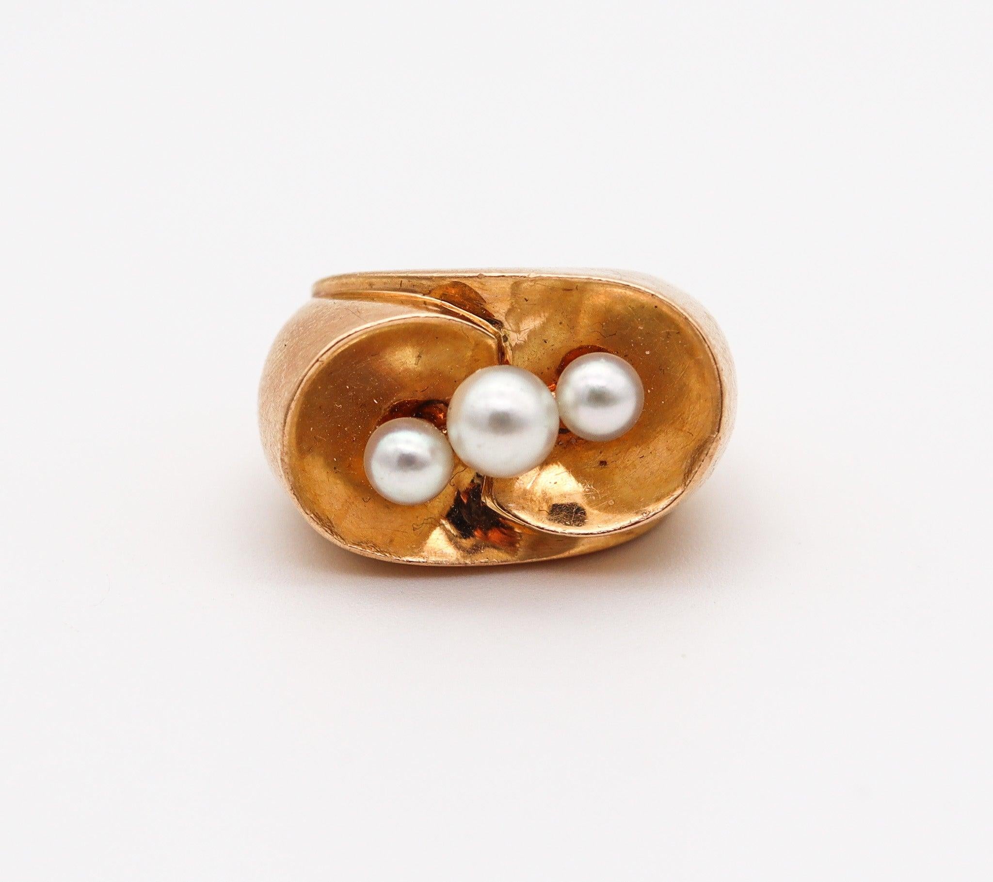 Taille ronde RAYMOND TEMPLIER, bague sculpturale en or jaune 18 carats avec perles naturelles, 1960 en vente