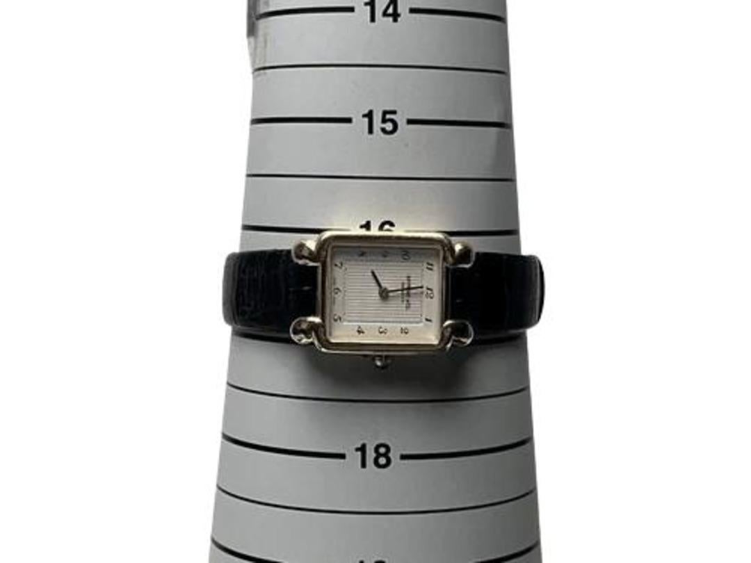 Te presentamos el exquisito reloj de señora negro y dorado de la apreciada marca Raymond Weil, una mezcla perfecta de elegancia y sofisticación. Este reloj analógico presenta una llamativa esfera cuadrada, moderna y atemporal a la vez, que lo