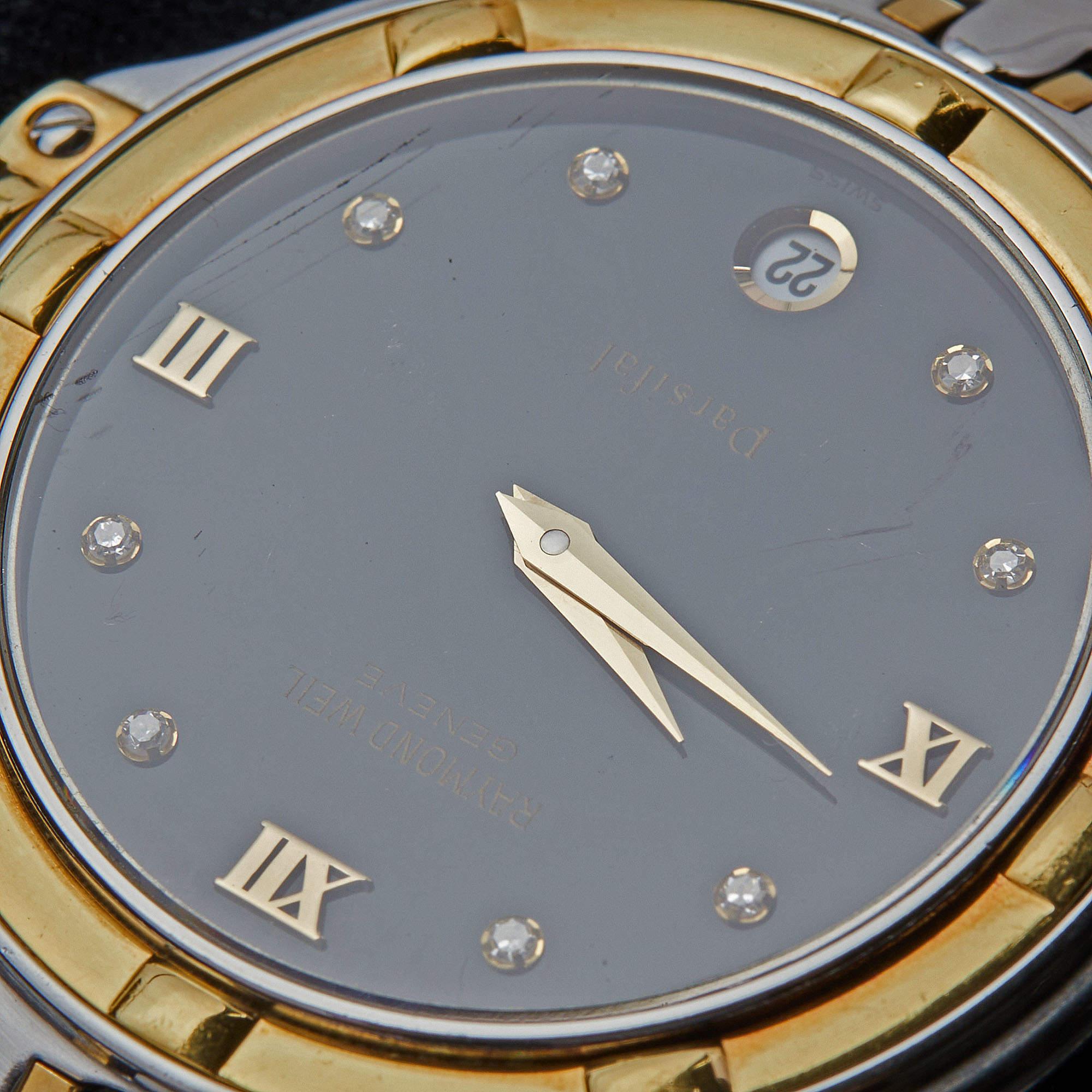 Cette montre Raymond Weil mérite vraiment d'être à vous, car elle est pratique et très attrayante. Il a été fabriqué en acier inoxydable et est rehaussé d'un placage d'or. Elle possède un boîtier rond et un cadran noir avec un mélange de points