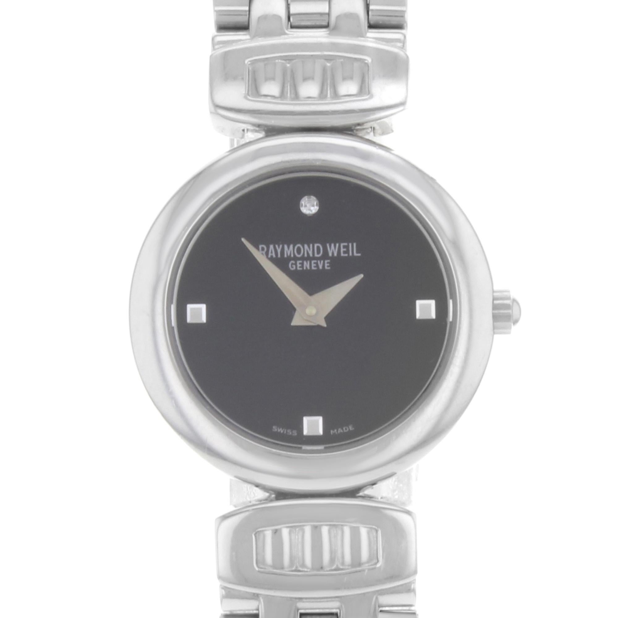 Cette montre d'occasion Raymond Weil Chorus 5890-ST-20082 est une belle pièce d'horlogerie pour dames qui est animée par un mouvement à quartz (pile) qui est logé dans un boîtier en acier inoxydable. Elle a un visage de forme ronde, un cadran en