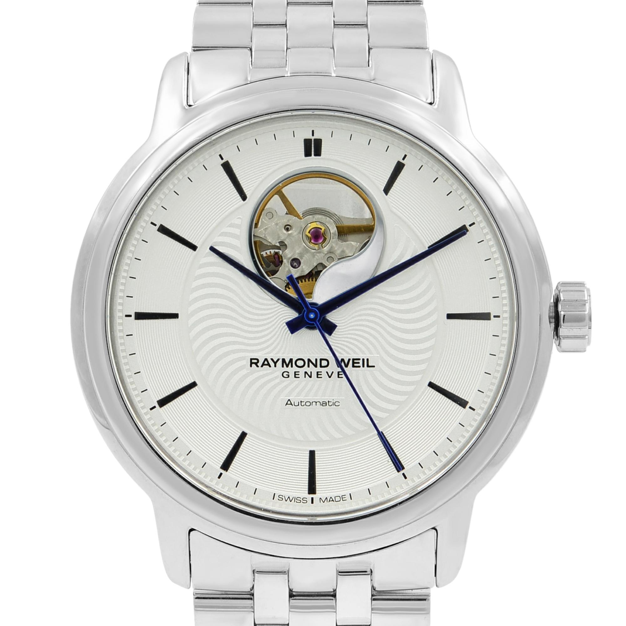 Cette montre d'occasion Raymond Weil Maestro 2227-ST-65001 est une belle pièce d'horlogerie pour homme, alimentée par un mouvement à quartz et logée dans un boîtier en acier inoxydable. Il a un visage de forme ronde, un cadran sans caractéristiques,