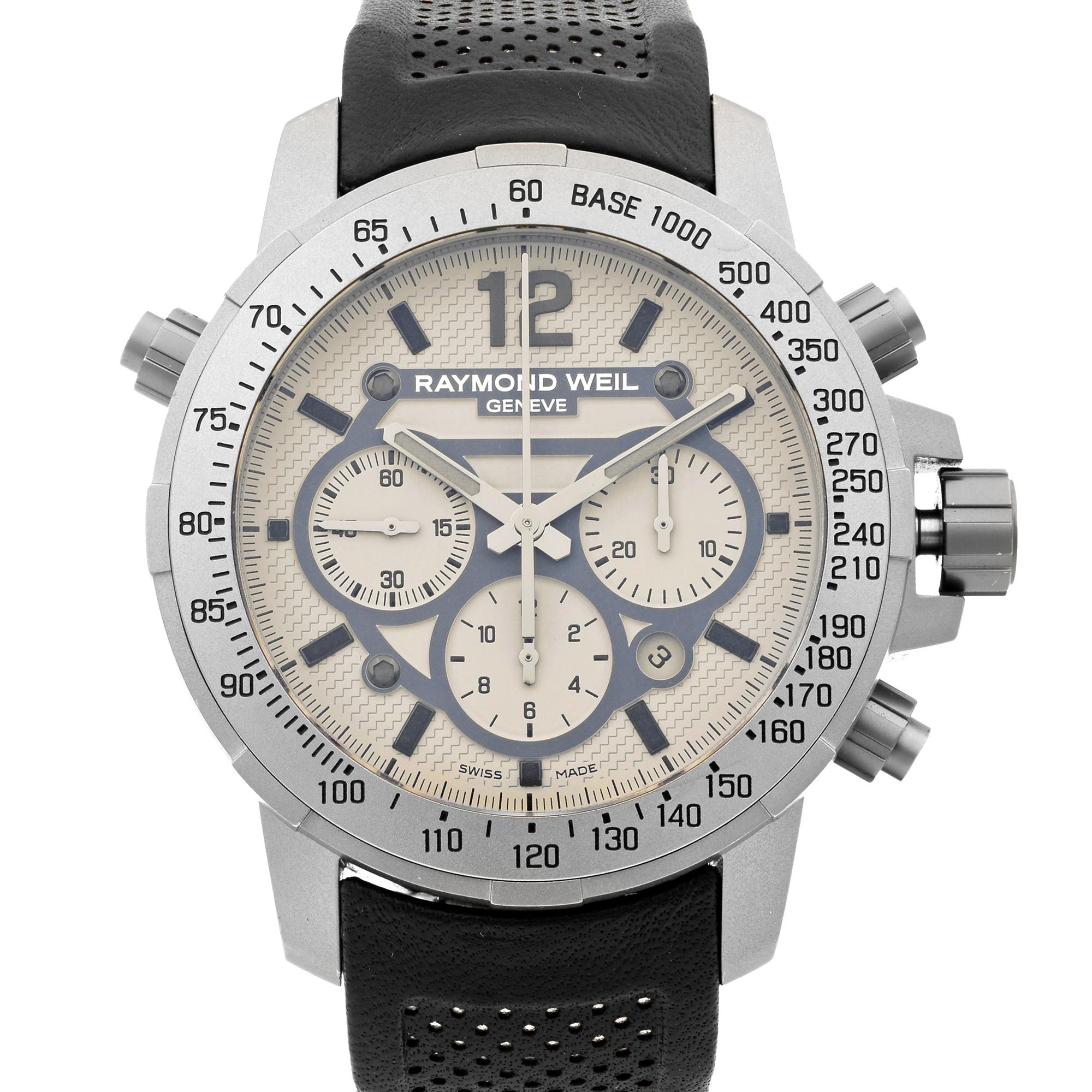 Die gebrauchte Raymond Weil Nabucco 7820-STC-05607 ist eine schöne Herrenuhr, die von einem mechanischen (automatischen) Uhrwerk angetrieben wird, das in einem Titangehäuse untergebracht ist. Sie hat ein rundes Zifferblatt, einen Chronographen, eine