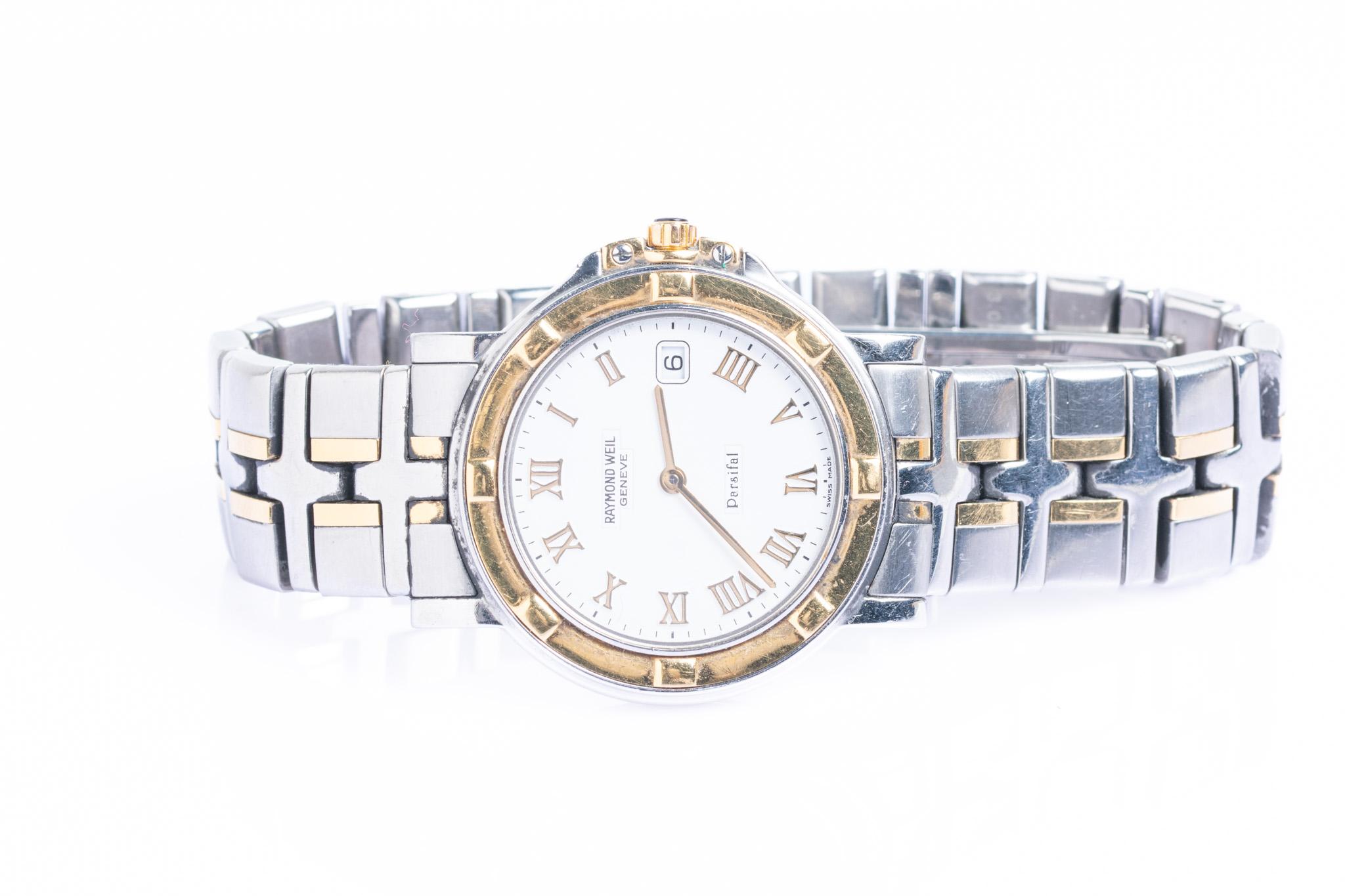 Une montre-bracelet classique Raymond Weil Steele avec d'élégants chiffres romains, un cadran blanc raffiné et l'emblématique lunette bicolore en acier inoxydable et rehaussée d'or. Ce modèle allie la sophistication du luxe suisse à la facilité de