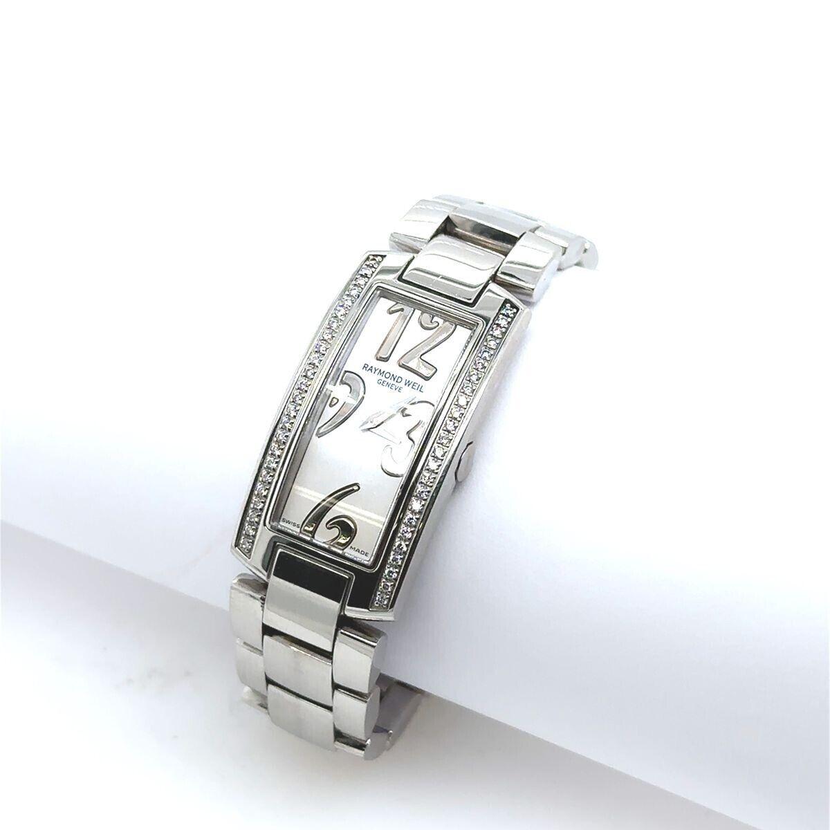 Raymond Weil Shine 1500v447023 ist eine Damenuhr, hergestellt von Raymond Weil Watches, eine bekannte internationale Luxus-Uhrenmarke, ist ein Quarzwerk aus Edelstahl mit Diamanten und Saphir-Kristallglas.

Zusätzliche Informationen:
Gesamtgewicht: