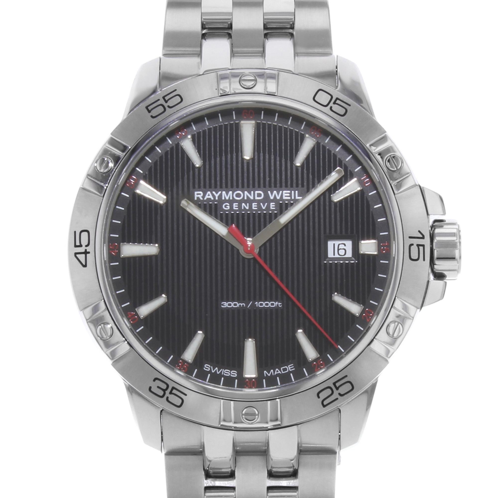 Dieses Ausstellungsmodell Raymond Weil Tango  8160-ST2-20001 ist eine schöne Herrenuhr, die von einem Quarzwerk (Batterie) angetrieben wird und in einem Edelstahlgehäuse untergebracht ist. Es hat eine runde Form Gesicht, Datum Anzeige Zifferblatt