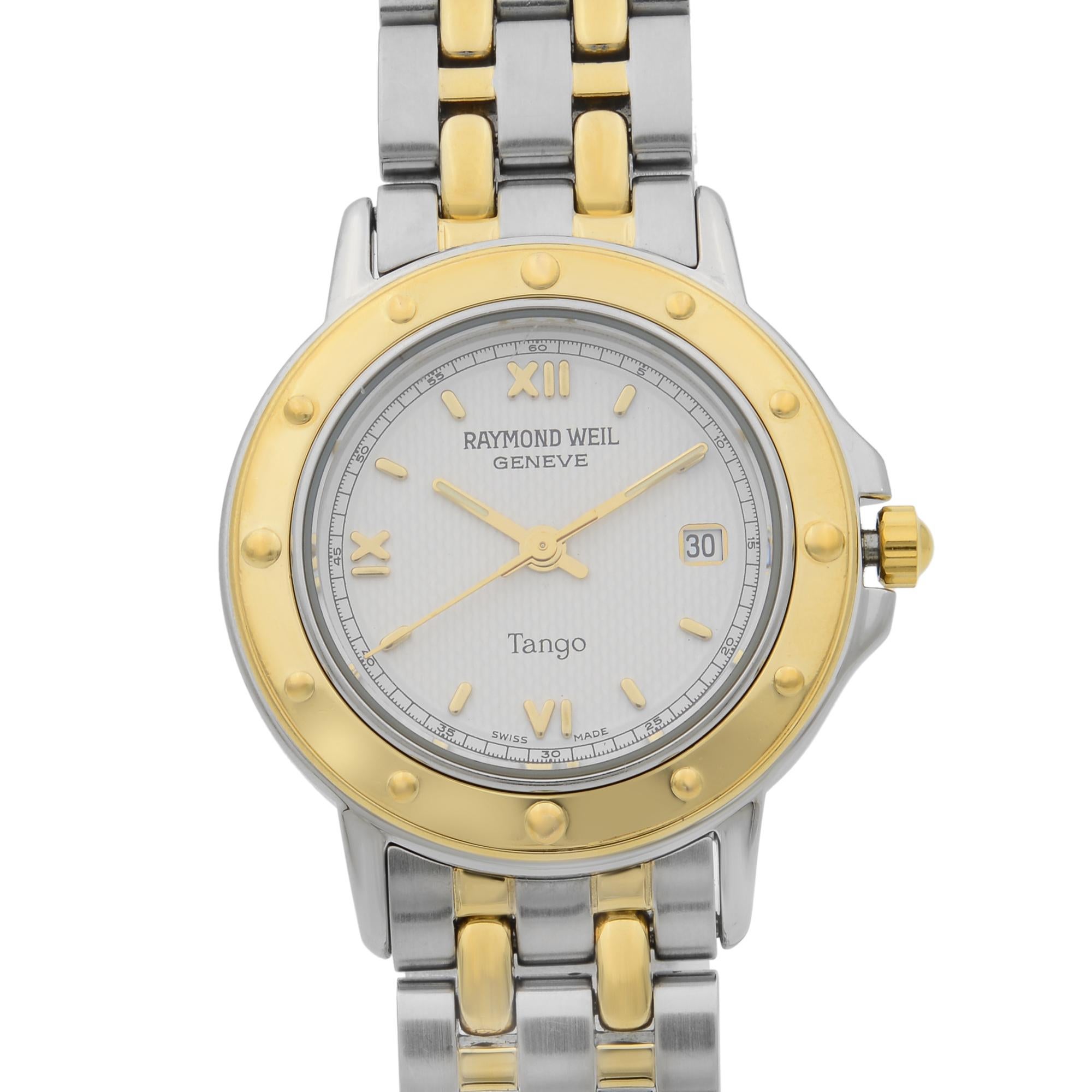 Diese gebrauchte Raymond Weil Tango 5360 ist eine schöne Damenuhr, die von einem Quarzwerk (Batterie) angetrieben wird, das in einem Edelstahlgehäuse untergebracht ist. Es hat eine runde Form Gesicht, Datum Anzeige Zifferblatt und hat Hand römische