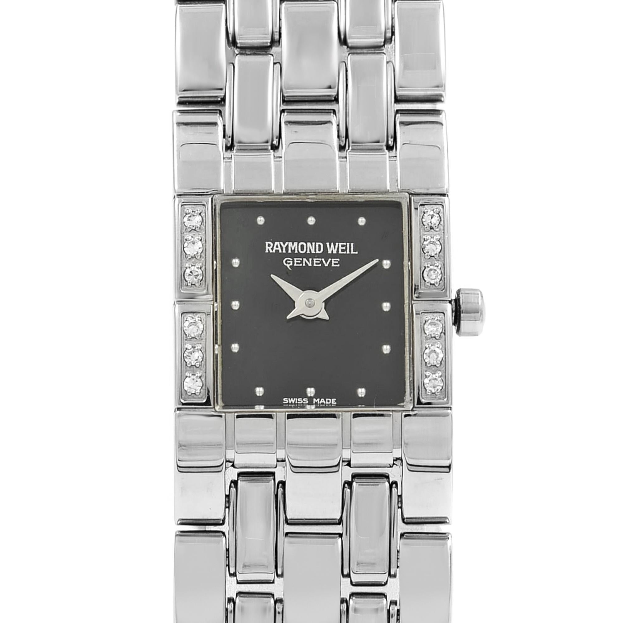This pre-owned Raymond Weil Tema 5886-DB-BK is a beautiful Ladies timepiece that is powered by a quartz movement which is cased in a stainless steel case. It has a round shape face, no features dial and has hand dots style markers. It is completed