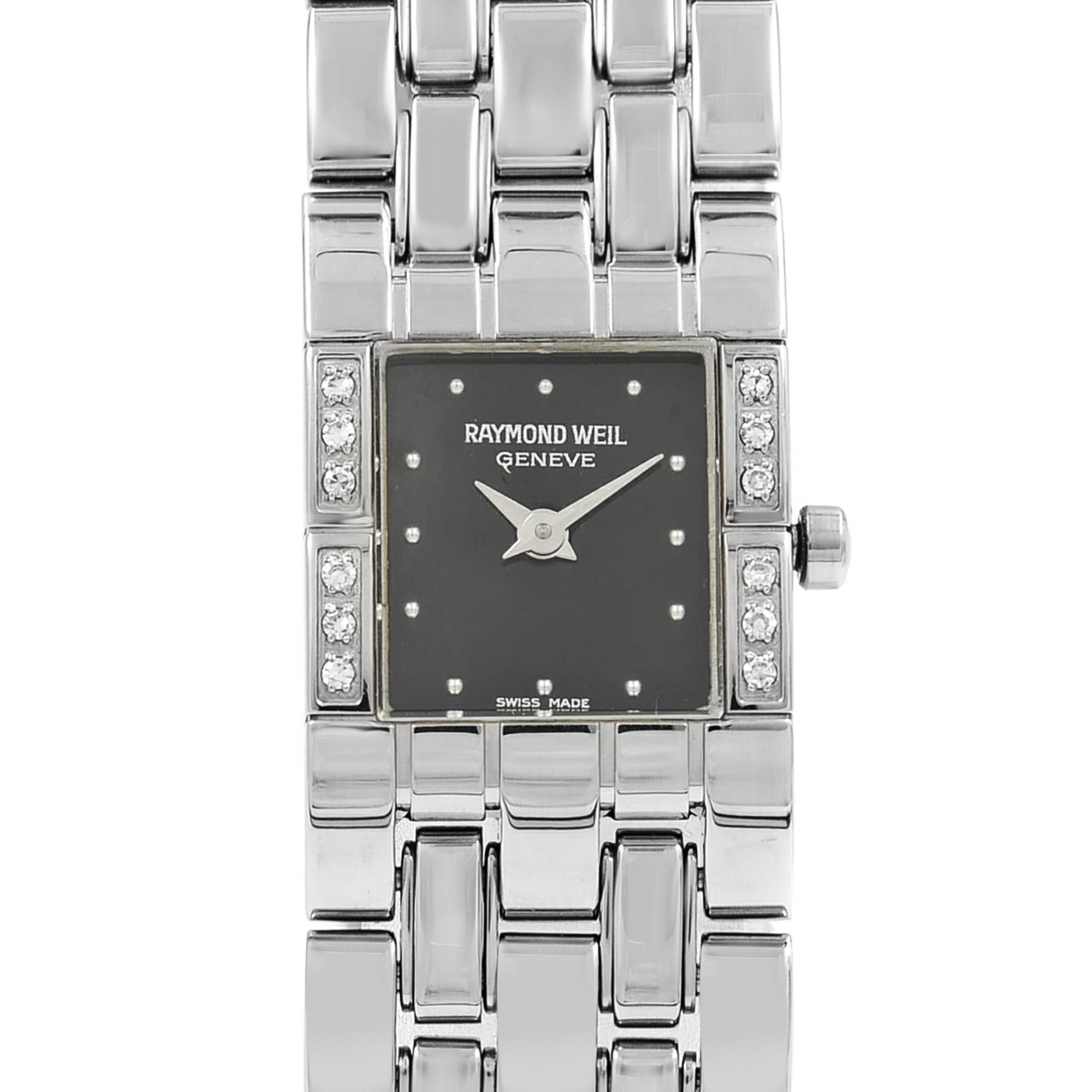 This pre-owned Raymond Weil Tema 5886-DB-BK is a beautiful Ladies timepiece that is powered by a quartz movement which is cased in a stainless steel case. It has a round shape face, no features dial and has hand dots style markers. It is completed