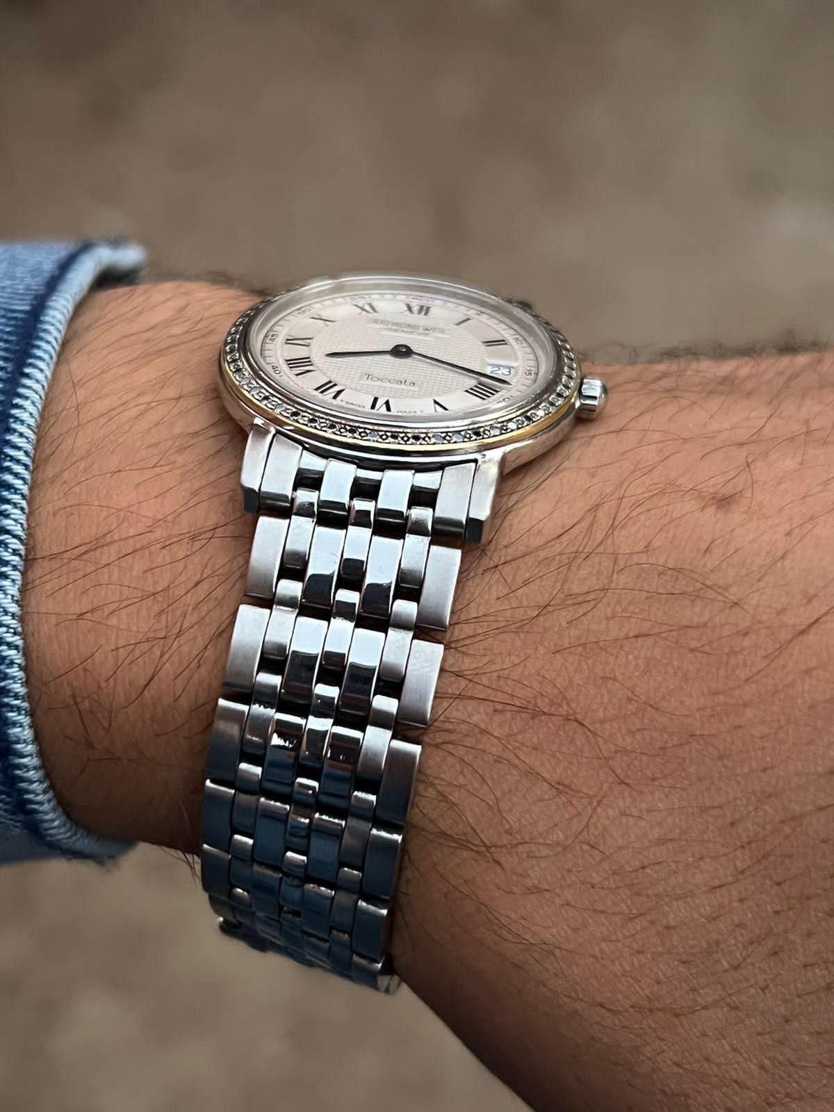 Marke : Raymond Weil

Modell: Toccata

Referenznummer: 5564

Merkmale: Saphirglas . Wasserdicht: 200 m . Diamant-Lünette .

Land der Herstellung: Schweiz

Uhrwerk: Quarz

MATERIAL des Gehäuses: Rostfreier Stahl

Abmessungen: 33mm Durchmesser (ohne