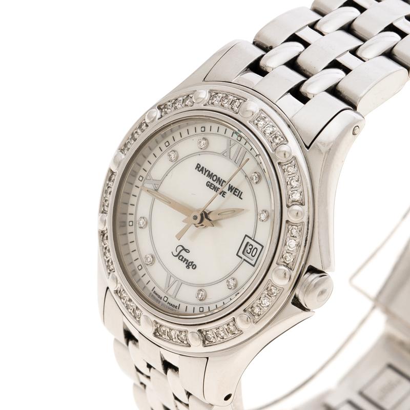 This Raymond Weil truly deserves to be yours as it is handy and high in appeal. Swiss made, the watch has been crafted from stainless steel and on its round case sits a Mother of Pearl dial with a mix of sparkly diamonds and Roman numerals as hour