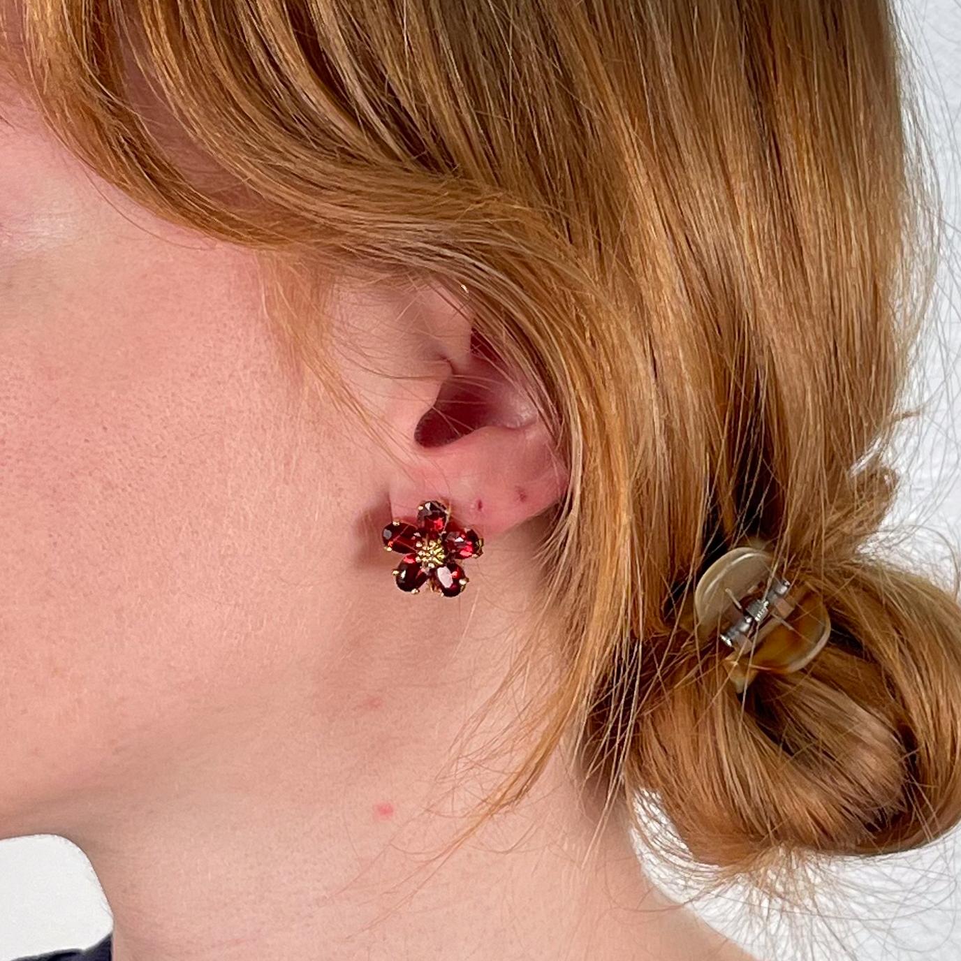 Raymond Yard Pendientes flor con clip de oro de 14 quilates y granate en venta 1