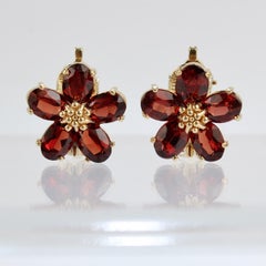 Raymond Yard Pendientes flor con clip de oro de 14 quilates y granate