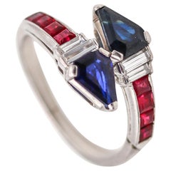 Raymond Yard, bague Art déco 1935 en platine avec saphirs, rubis et diamants de 2,54 carats