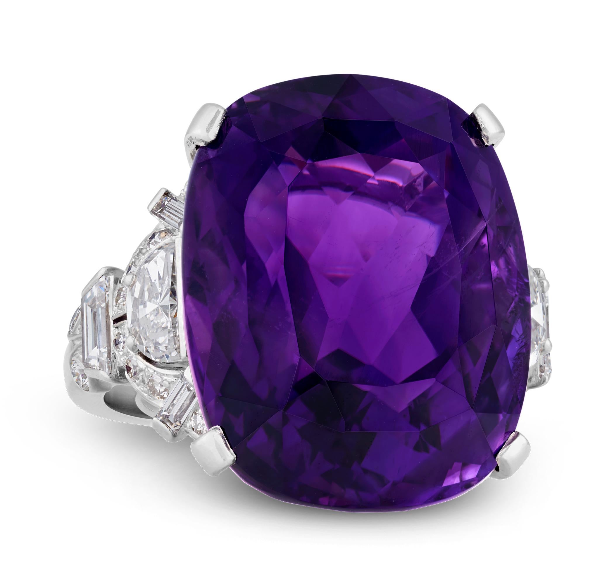 Ein außergewöhnlicher Amethyst im Kissenschliff von 27,62 Karat glänzt in diesem atemberaubenden Ring des renommierten Raymond Yard. Der Edelstein ist reich gesättigt mit einer perfekten, tief königlichen violetten Farbe und verkörpert die besten