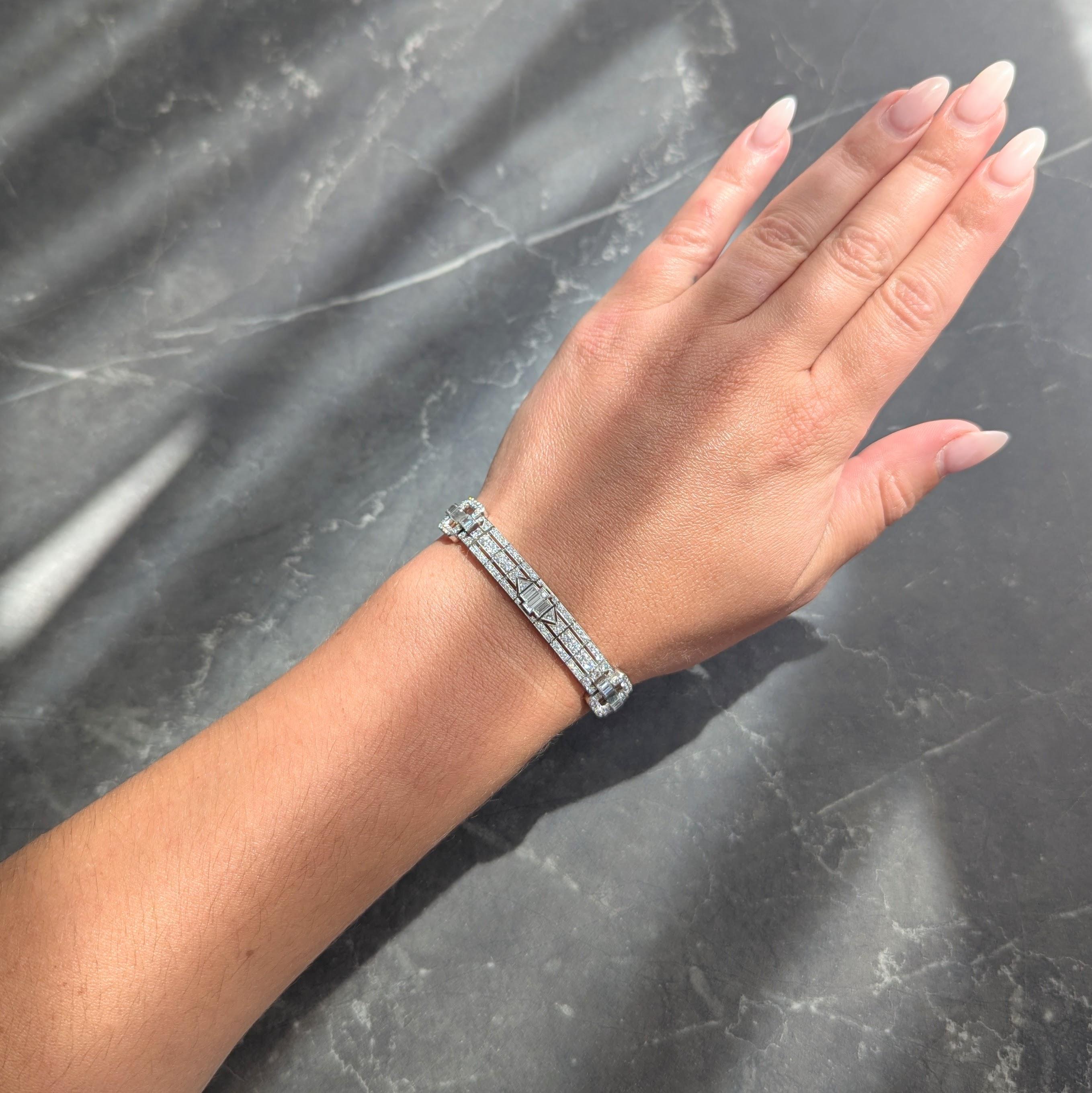 Compuesto de eslabones articulados que representan paneles con motivos geométricos y estaciones con motivos de hebillas
Con aproximadamente 3,33 quilates de diamantes talla baguette engastados en canal
Con diamantes talla trillón semiengarzados con