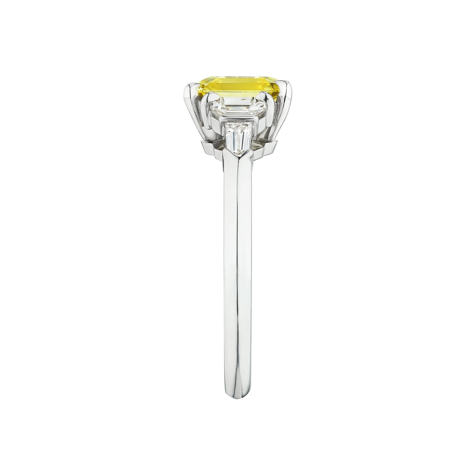 Raymond Yard Design Platinring mit 2,02 Karat natrlichem gelbem Diamanten im Smaragdschliff (Zeitgenössisch) im Angebot