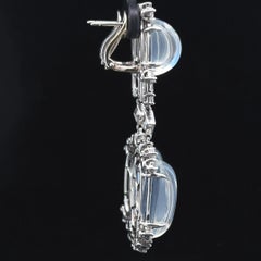 Raymond Yard Orecchini lunghi in platino e oro con pietra di luna blu e diamante da 3,40 carati