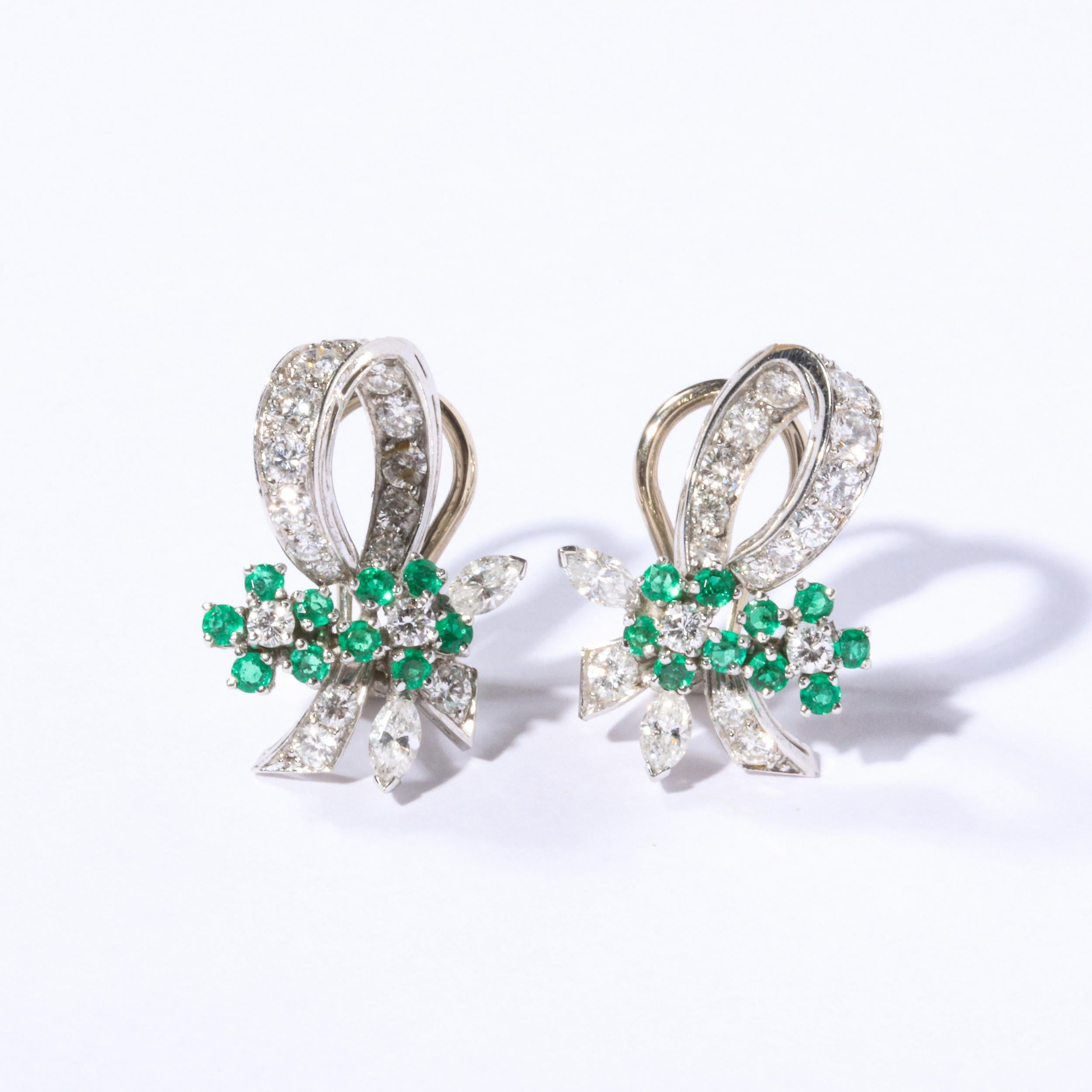 Pendientes Raymond Yard de platino, diamantes y esmeraldas en venta 7
