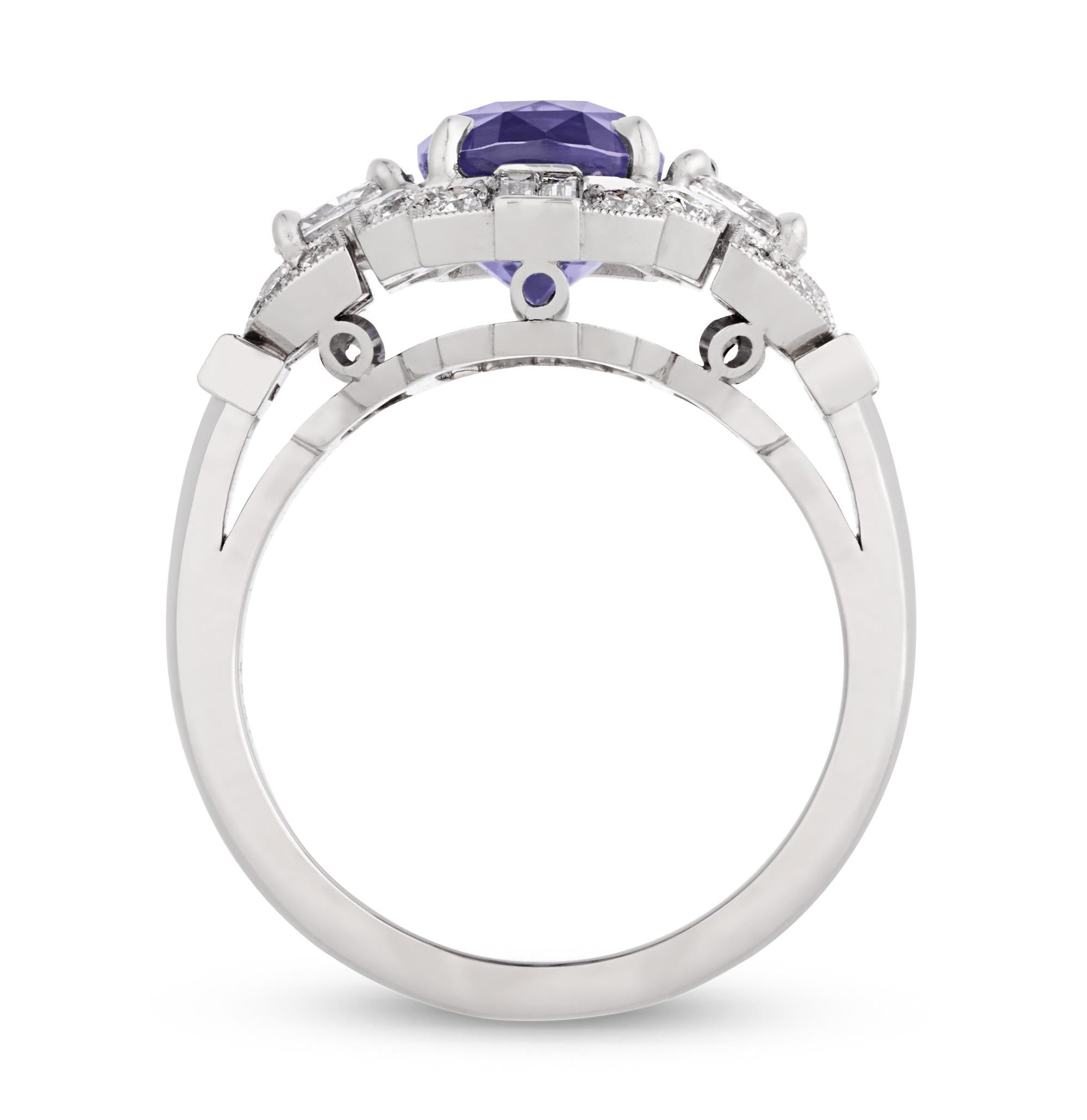 Un raro zafiro púrpura sin tratar de 3,12 quilates muestra su célebre color en este extraordinario anillo de Raymond Yard. La piedra, que muestra su vivo tono violeta natural, no ha sido calentada en absoluto, como confirma el informe del Instituto