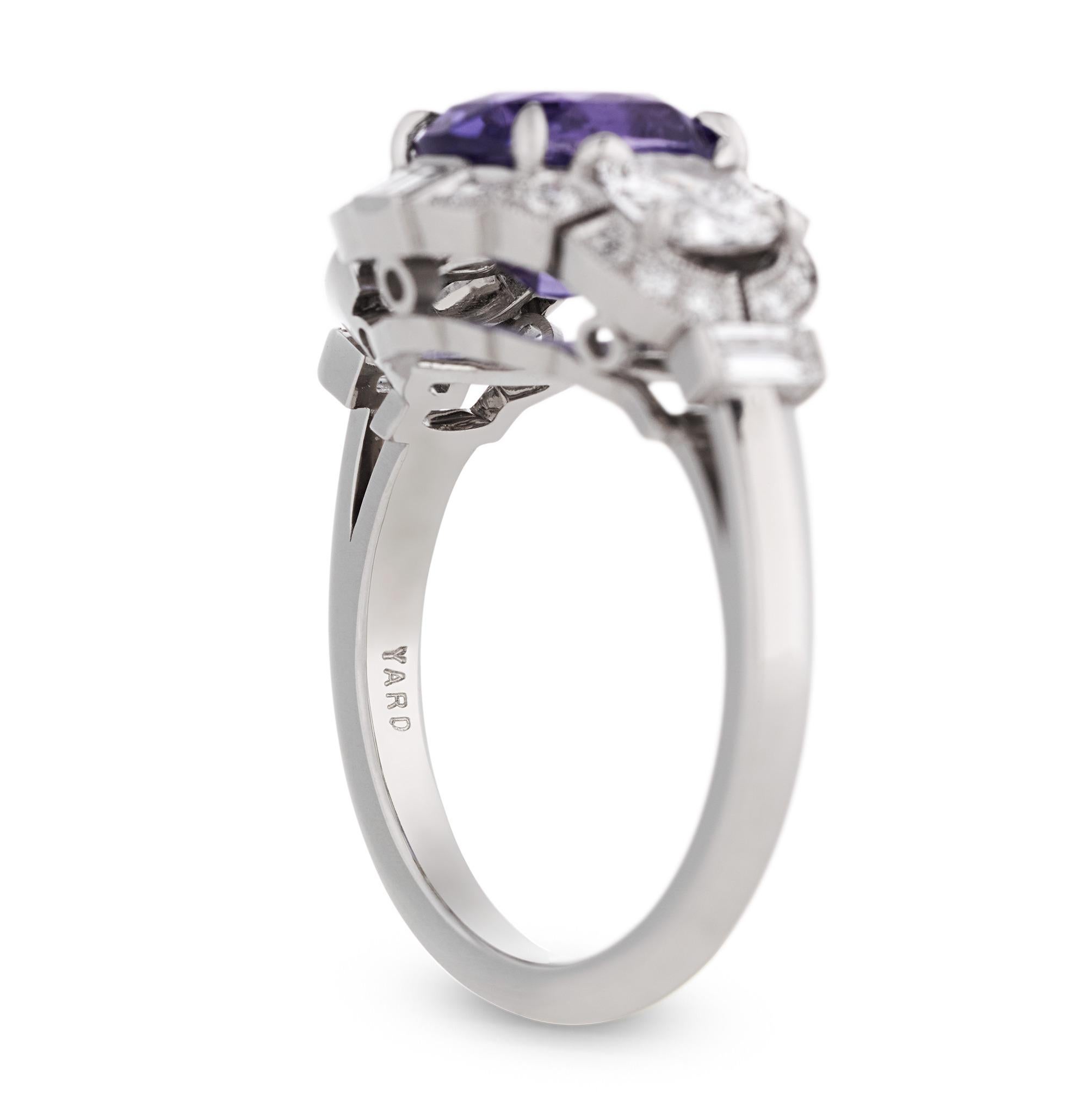 Anillo de zafiro púrpura Raymond Yard, 3,12 quilates Corte cojín en venta