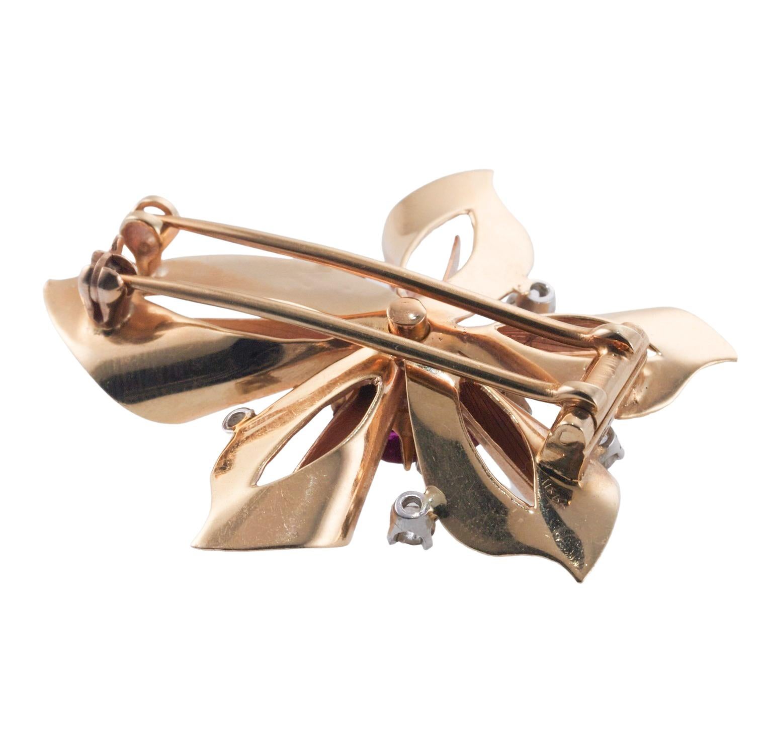 Taille ronde Raymond Yard Broche rétro en forme de fleur en or, diamant et rubis en vente