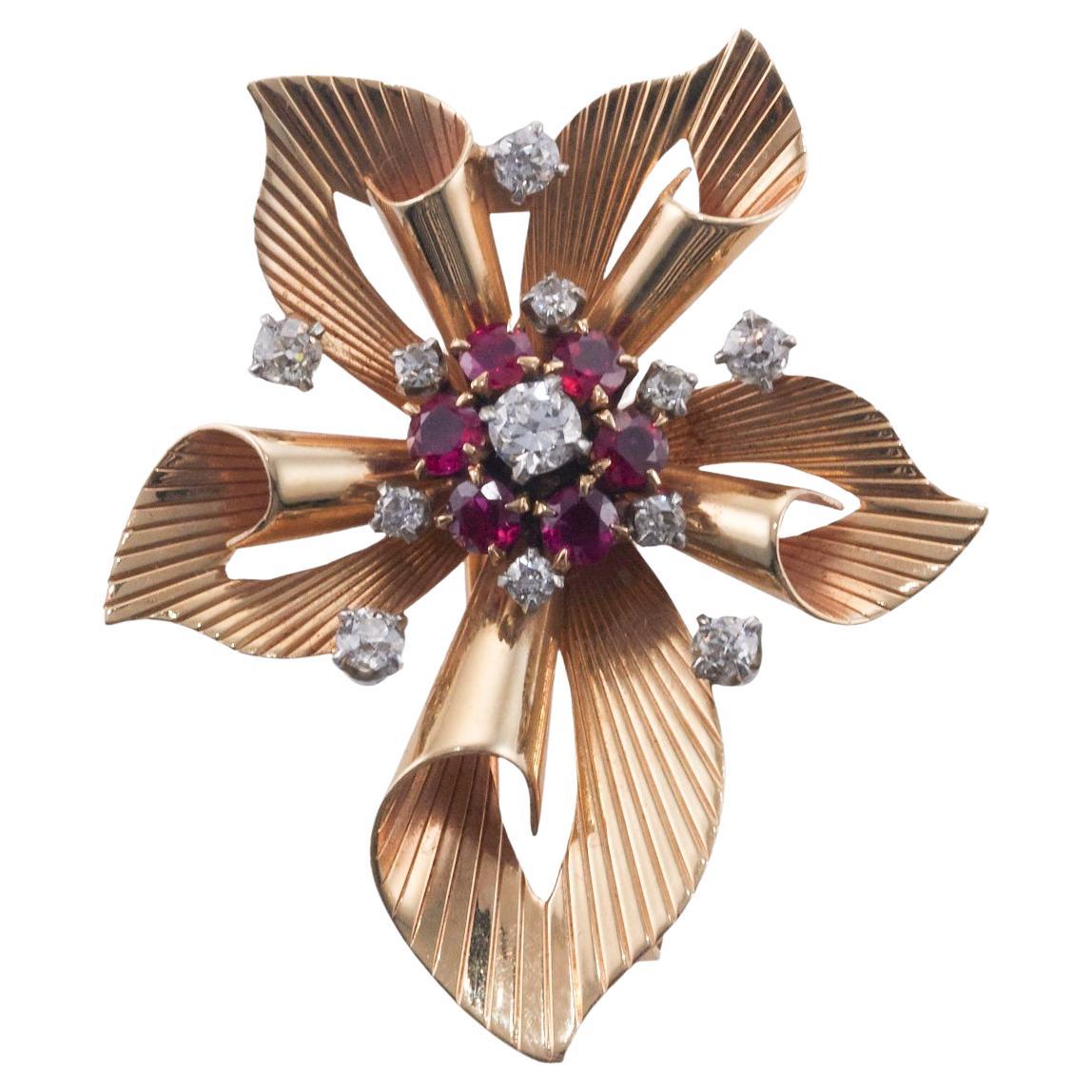 Raymond Yard Broche rétro en forme de fleur en or, diamant et rubis en vente
