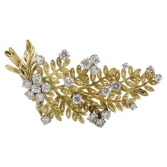 Spilla a forma di foglia con cluster di diamanti naturali in oro giallo Raymond Yard da 3,00 carati