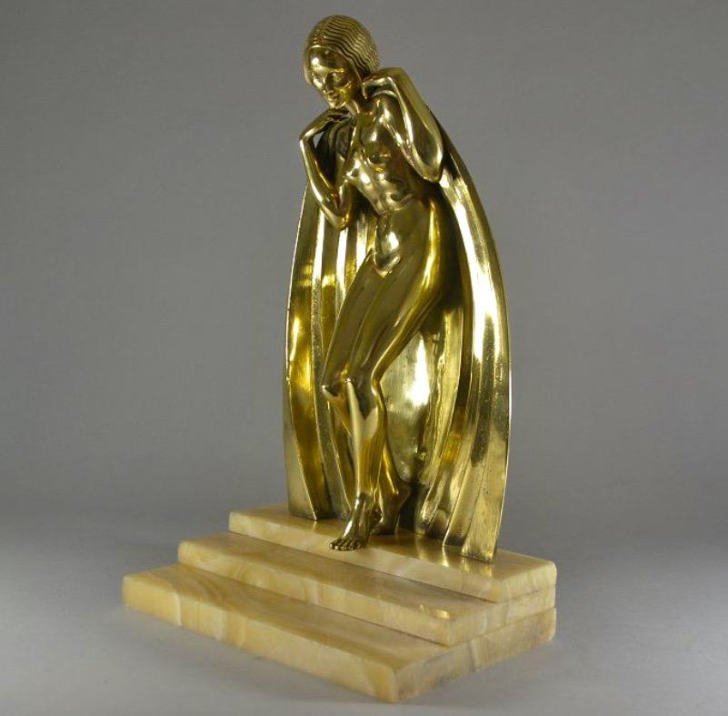 Raymonde Guerbe (1894-1995), Rare Art Deco Bronze Sculpture Lady With Cape Guillemard Edition est une œuvre d'art remarquable de l'époque Art Deco. Créée en France dans les années 1930, cette sculpture témoigne de l'excellence de l'artisanat et de