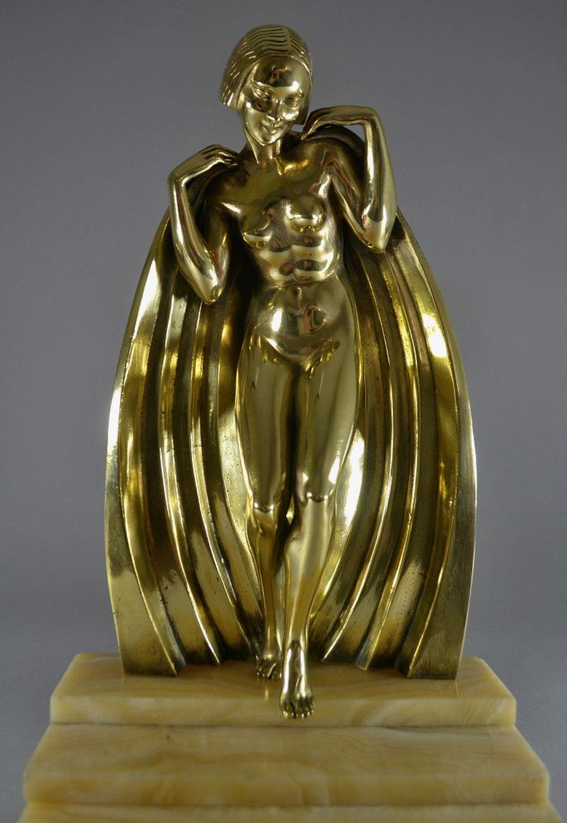 Milieu du XXe siècle Raymonde Guerbe - Sculpture en bronze Art Déco - Rare - Dame avec cape Guillemard Edition en vente