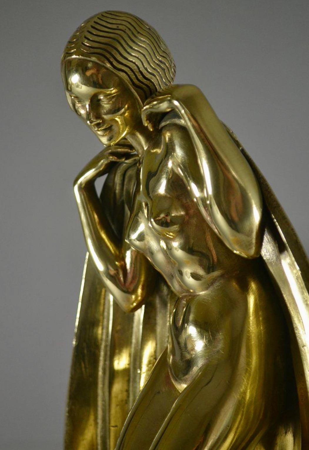 Raymonde Guerbe Seltene Art-Déco-Bronze-Skulptur Dame mit Cape Guillemard-Ausgabe im Angebot 1