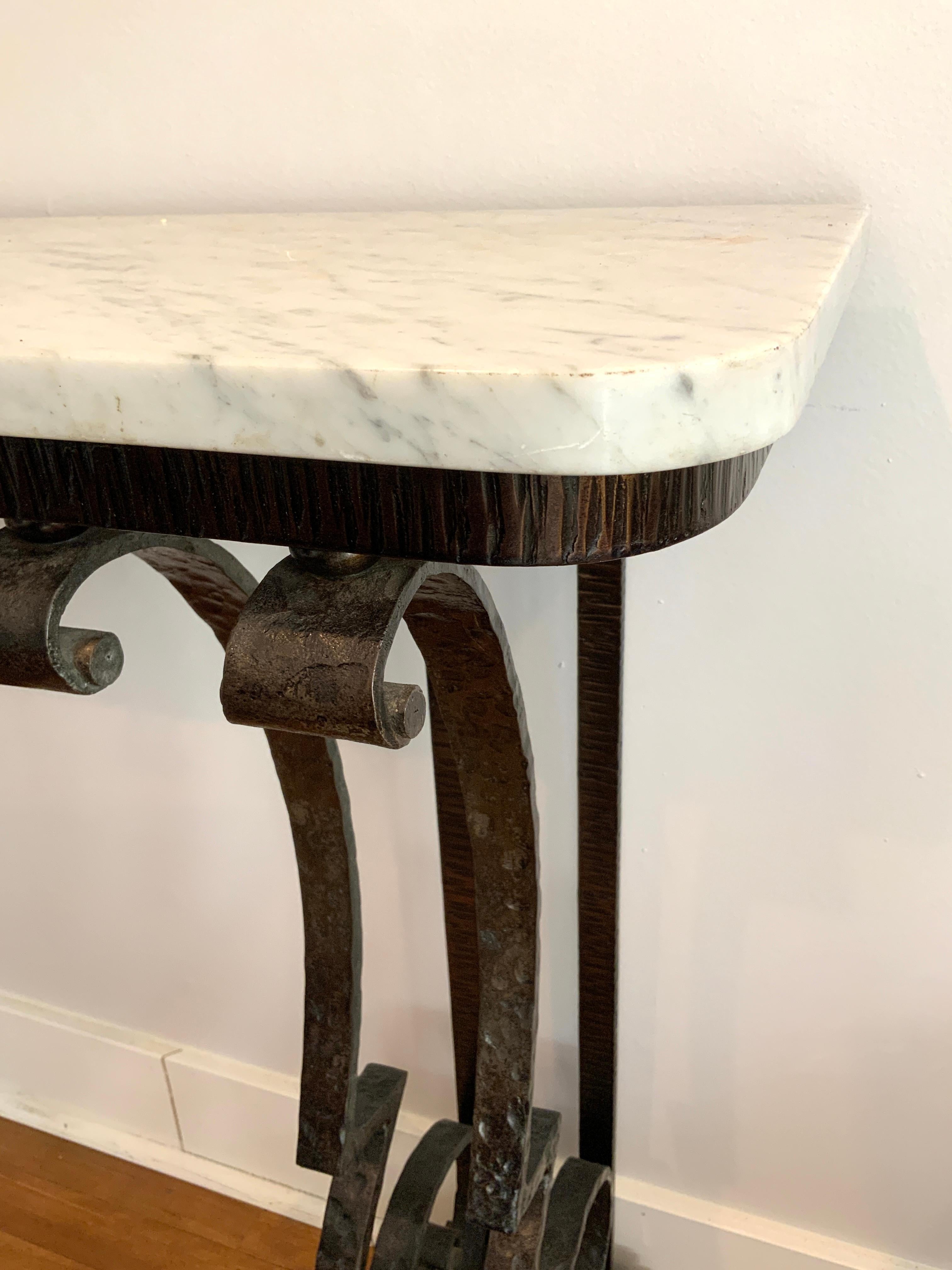 Art déco Table console attribuée à Raymond Subes en fer forgé martelé à la main, vers 1930 en vente