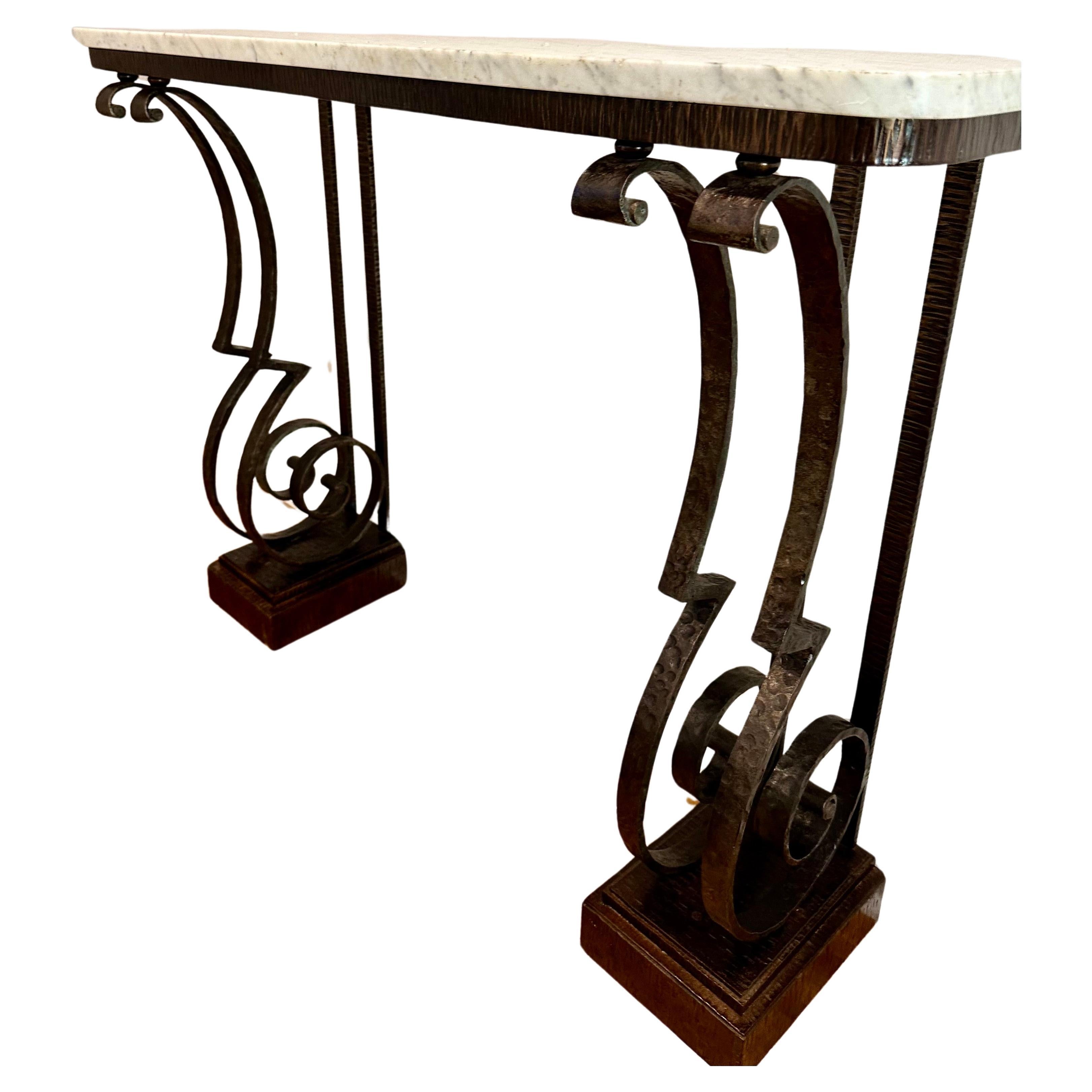 Table console attribuée à Raymond Subes en fer forgé martelé à la main, vers 1930 en vente