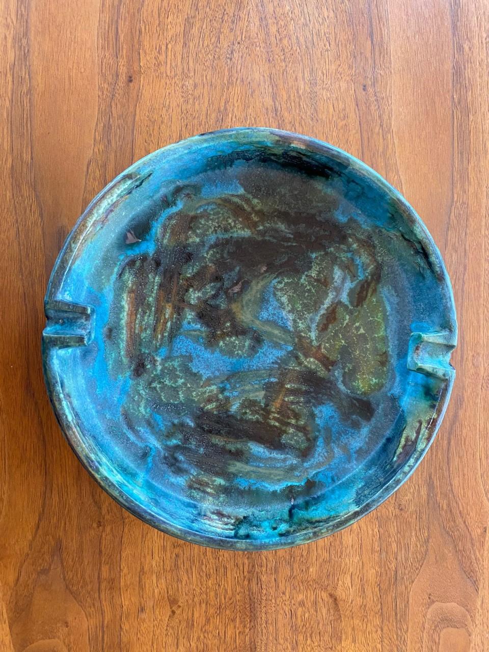 Beautiful signature piece. Mid-Century Modern 1960s Italian pottery ashtray or bowl designed by Alvino Bagni for Raymor. It has a striking rich 