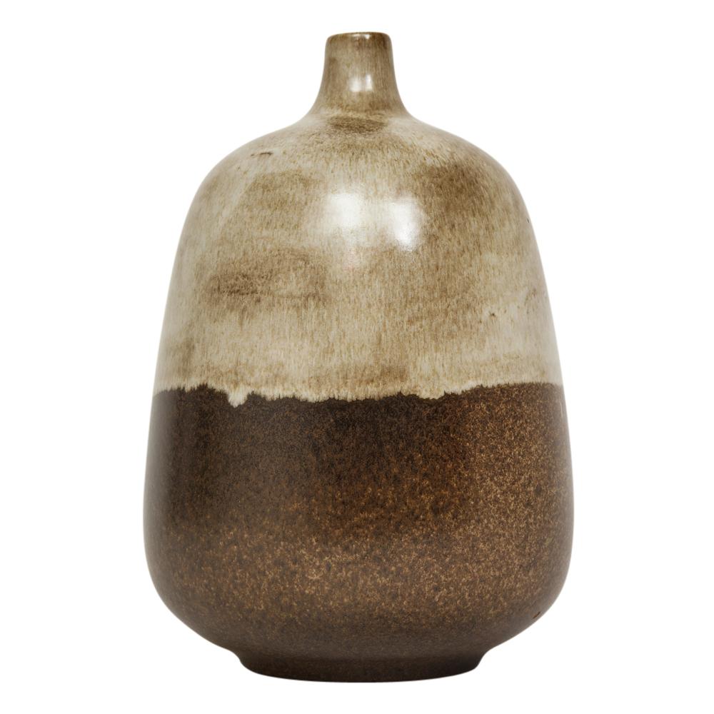 Vase en céramique brun, beige et tons terreux, signé Alvino Bagni pour Raymor. Vase organique de taille moyenne en forme de calebasse avec un col pincé, des épaules inclinées et une base à pieds. Signé sur la face inférieure avec une étiquette