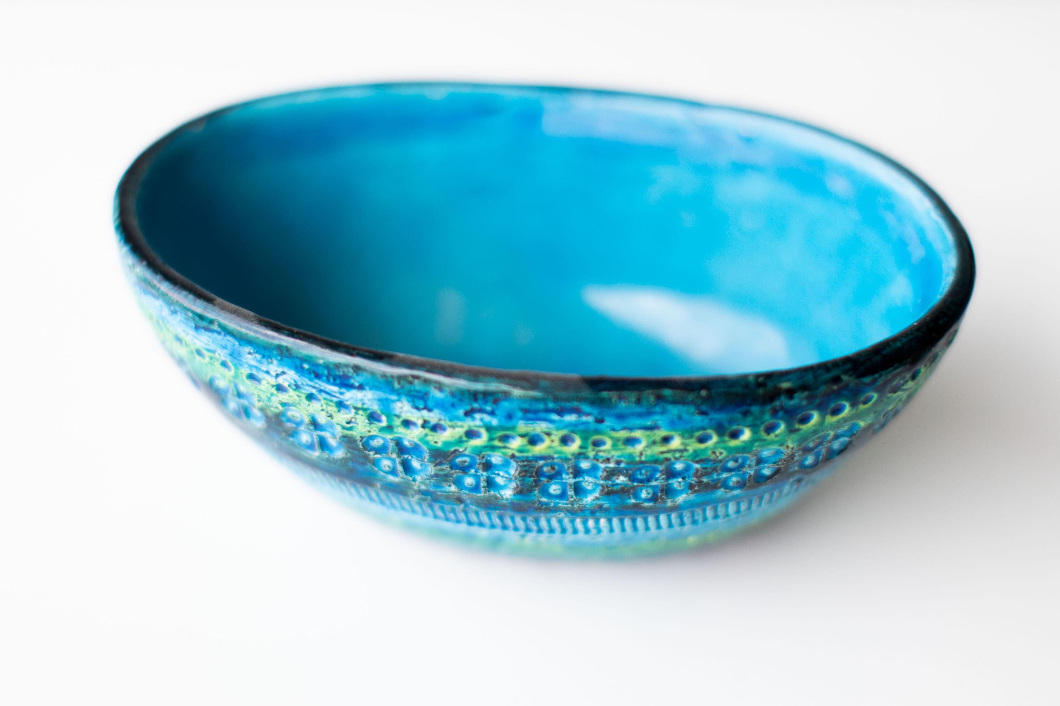 Designer: Aldo Londi 

Importer: Raymor.
Period or model: Mid-Century Modern. 
Specs: Pottery

Condition: 

This Bitossi Italian pottery bowl remini blue Imported by Raymor is in excellent vintage condition. There are no chips or