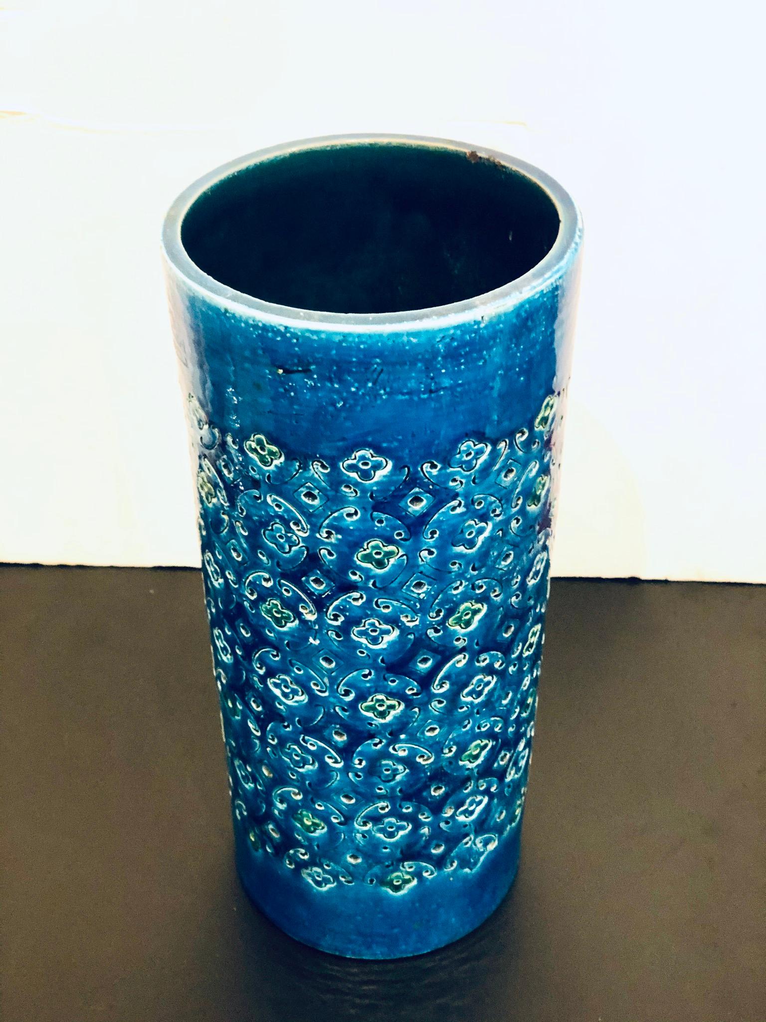 Beautiful tall flower vase designed by Aldo Londi for Raymor circa 1960s, great condition a couple of fleabites inside the top ring as shown.