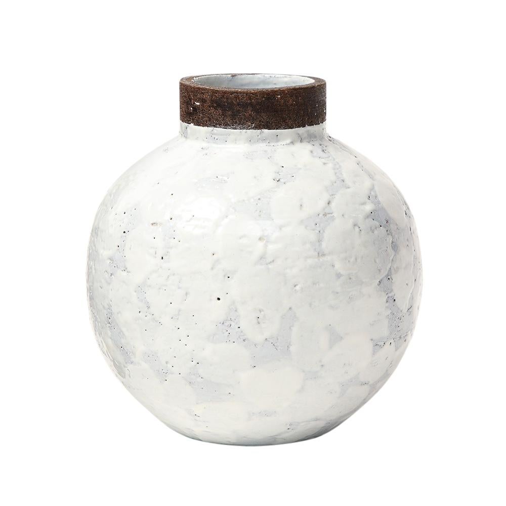 Raymor Bitossi White Ball Vase, Ceramic, Signed In Good Condition For Sale In New York, NY