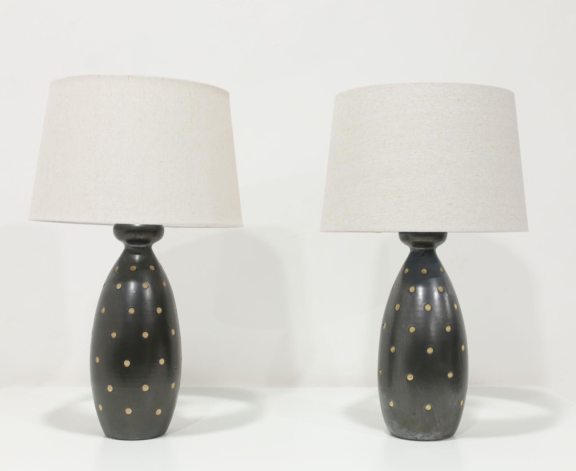 Élevez votre décoration intérieure avec cette paire de lampes en poterie céramique de Raymor, magnifiquement fabriquées et dotées d'élégants abat-jours en lin. Fabriquées en Italie et câblées pour une utilisation aux États-Unis, ces pièces exquises
