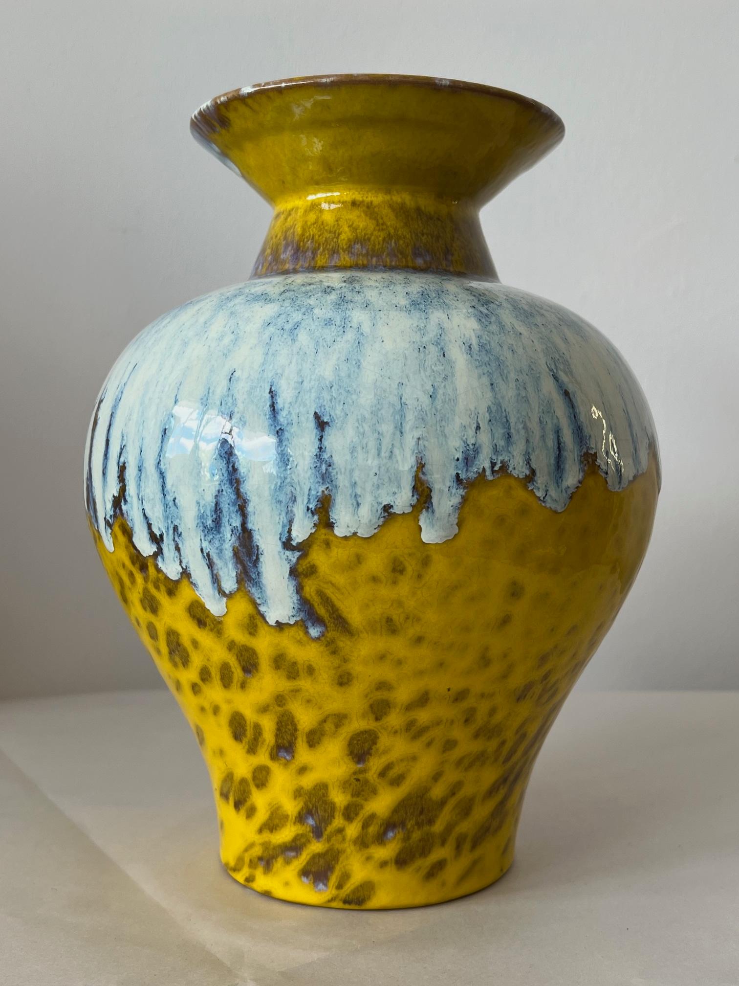 Un beau et substantiel vase Raymor en émaux mixtes. Jaune, brun et bleu éclatants. Fabriqué en Italie vers les années 1970.