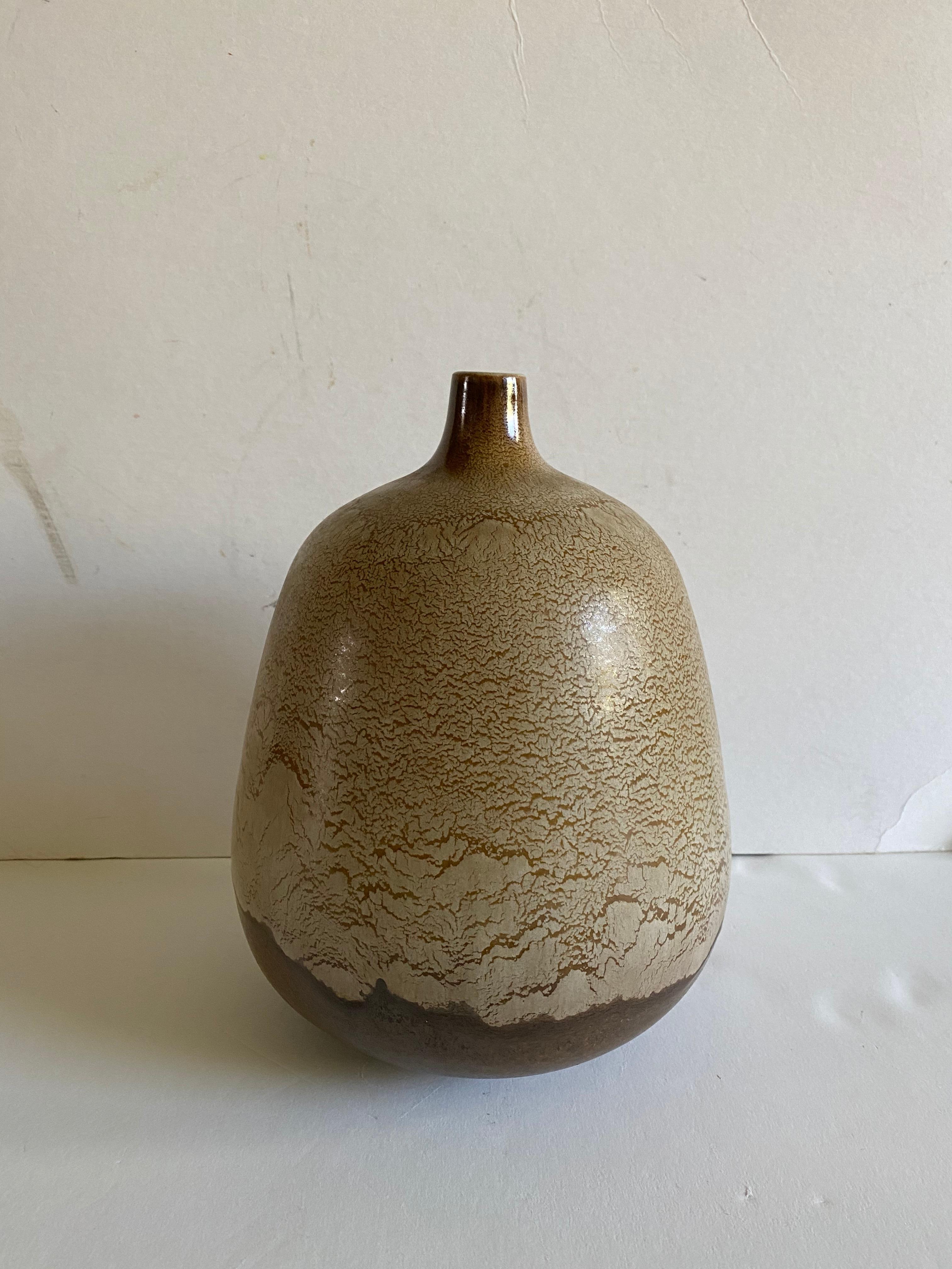 An earthtone ceramic vase by Alvino Bagni for Raymor. Italy, circa 1950.

Marked “Italy” on base. 

Dimensions: 10 inches H x 7.5 inches W (at widest point).