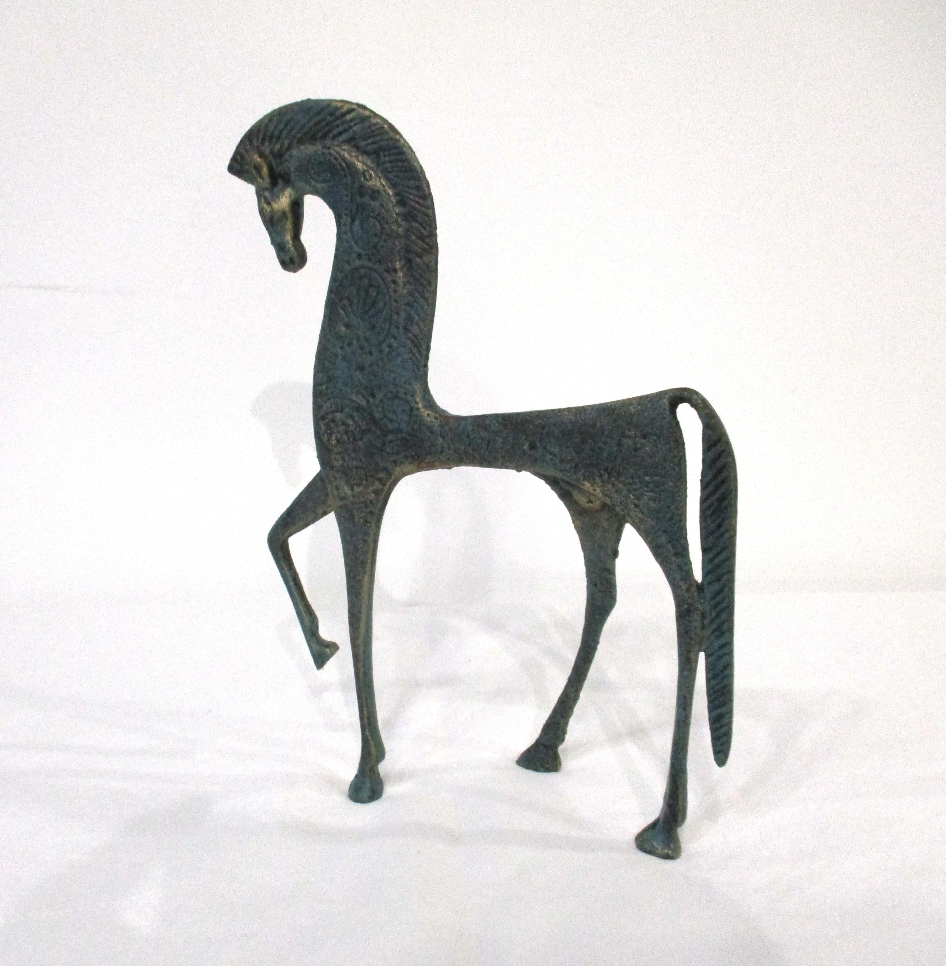 Sculpture de cheval stylisée en métal moulé patiné étrusque du milieu du siècle, à la manière de Weinberg. Fabriqué en Italie dans les années 1950 par Raymor, ce cheval debout présente des motifs imprimés sur le corps et une belle posture fière.    