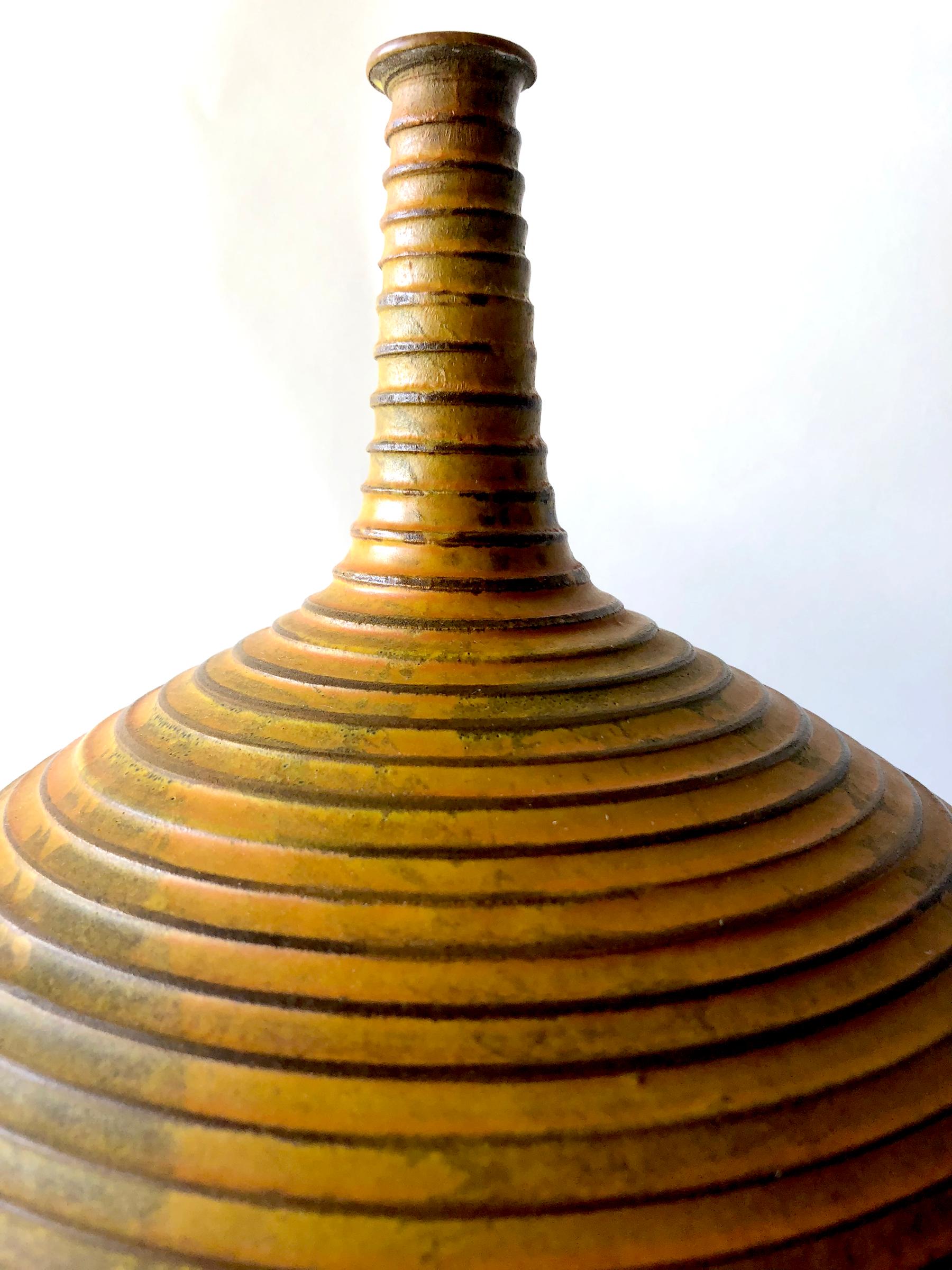 Raymor Bitossi Italian Modernist Ribbed Elongated Neck Vase In Good Condition In Palm Springs, CA