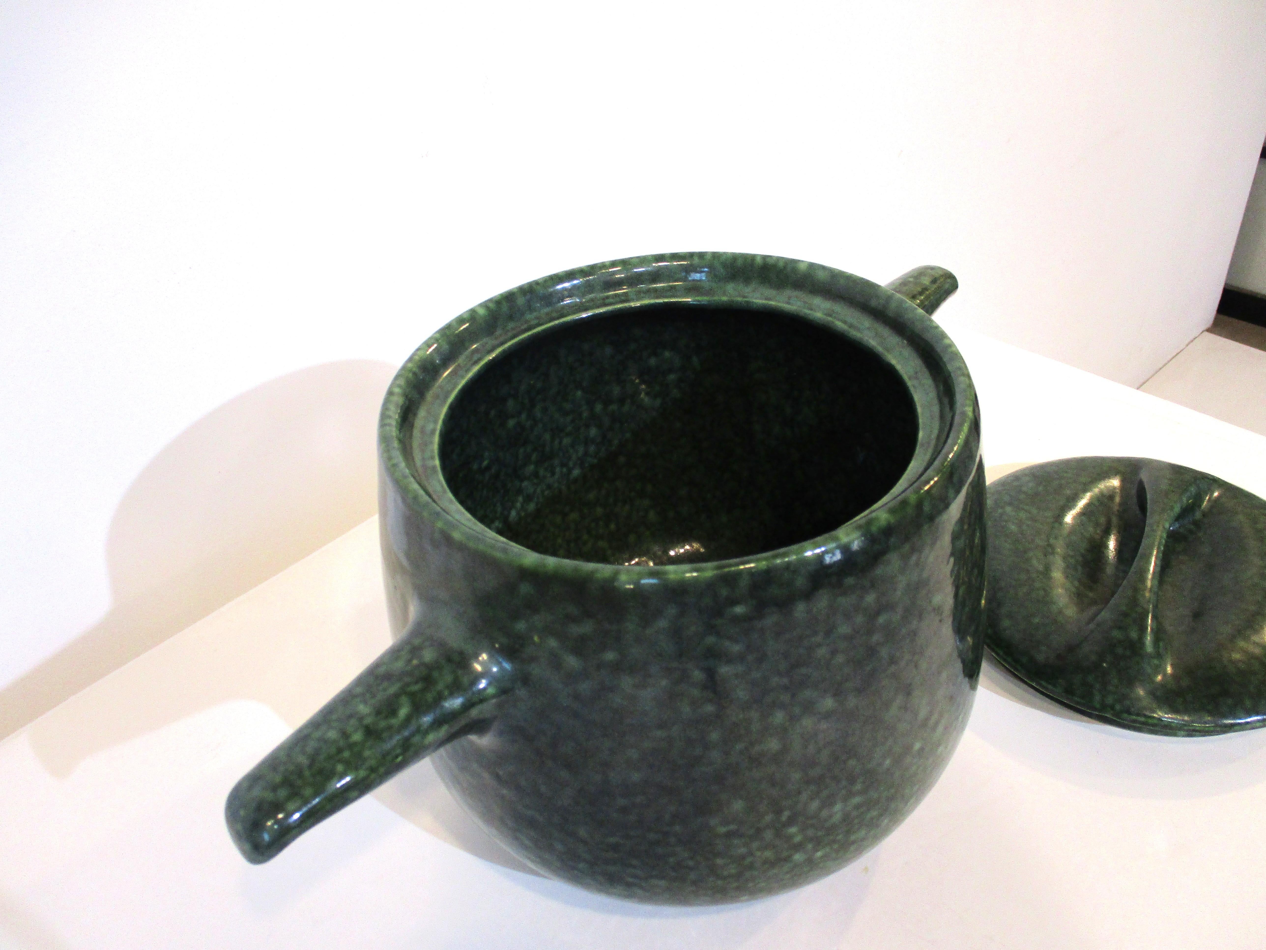 Raymor / Roseville Froschhaut-Keramik-Terrine aus Keramik  (20. Jahrhundert) im Angebot