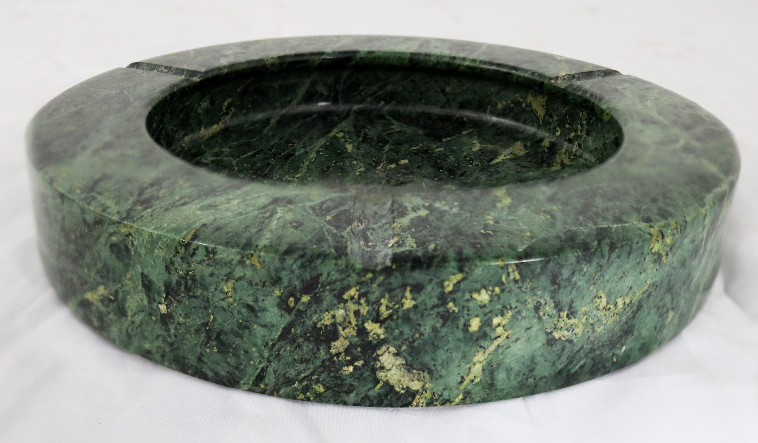 Handsome Mid-Century Modern ashtray in green marble by Raymor. It is in excellent vintage condition, circa 1960s.

This is an awesome Raymor Mid-Century Modern ashtray for your cigar guilty pleasure. Or use it as a cachepot or vide-poche for your