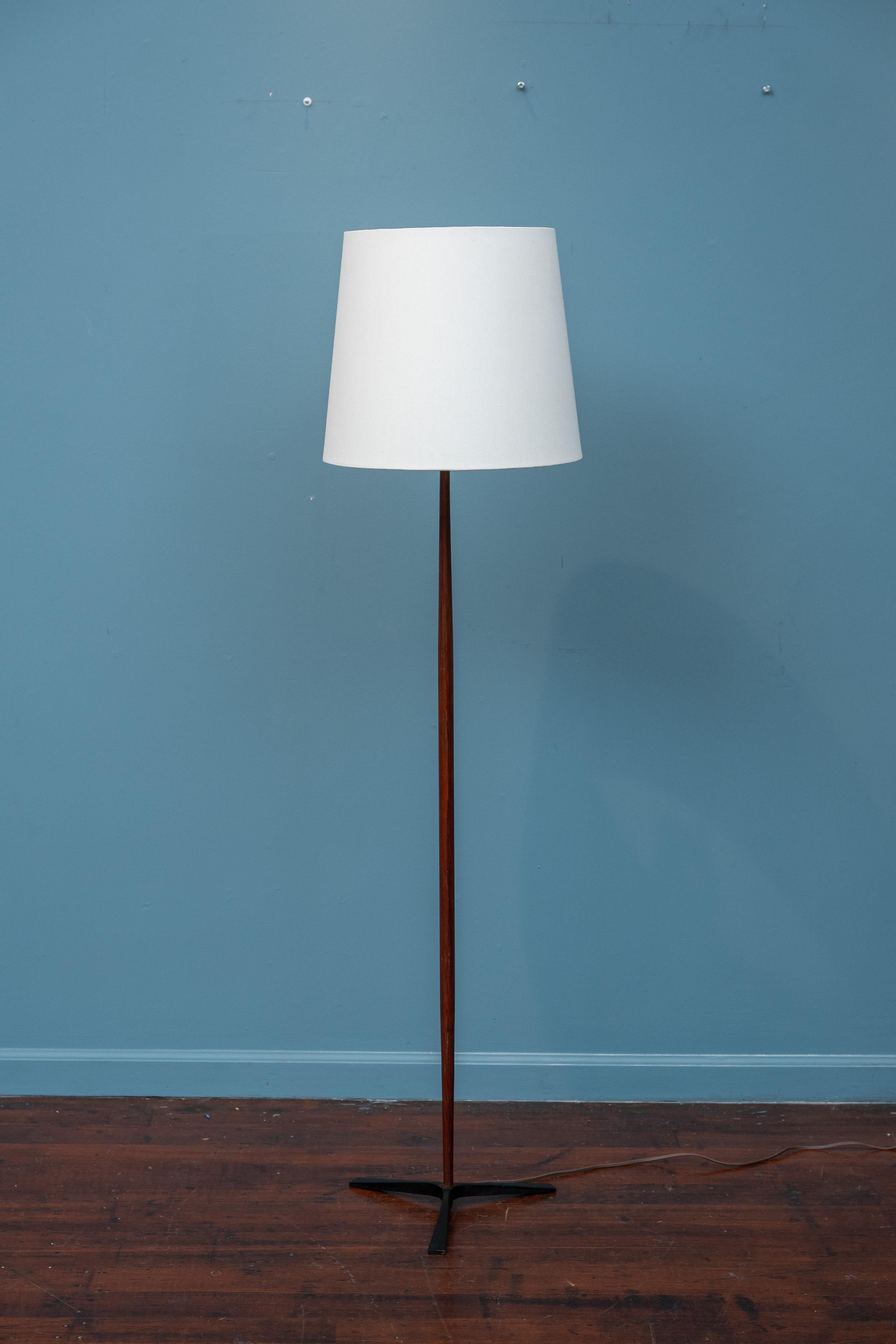 Lampadaire en teck sculpté et en fer de Raymor Design/One, Italie. Esthétique minimaliste d'un corps ou d'un poteau effilé en teck avec une base en fer peinte en noir. La lampe est de 50 