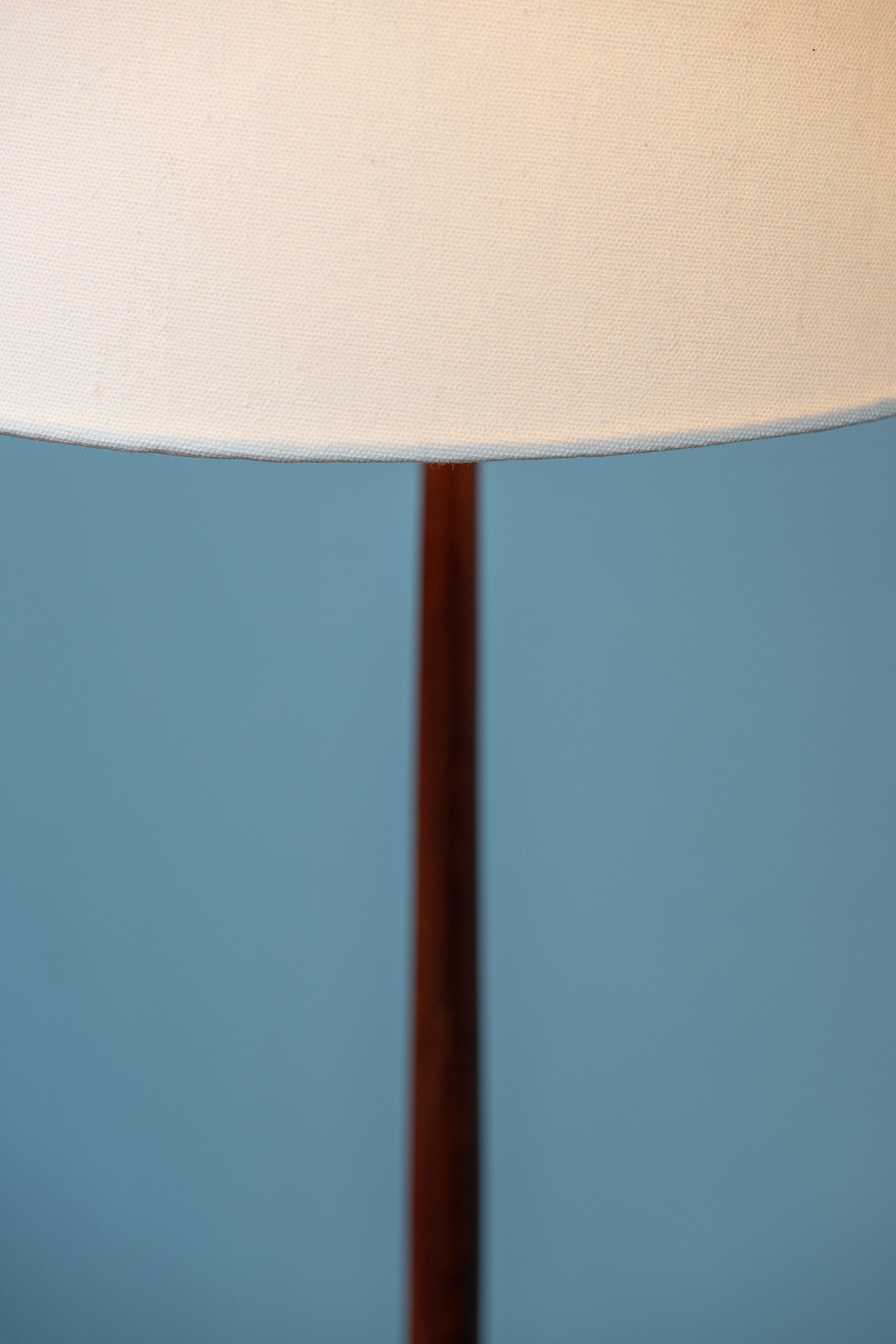 italien Lampadaire en teck sculpté et fer, Raymor, Italie en vente